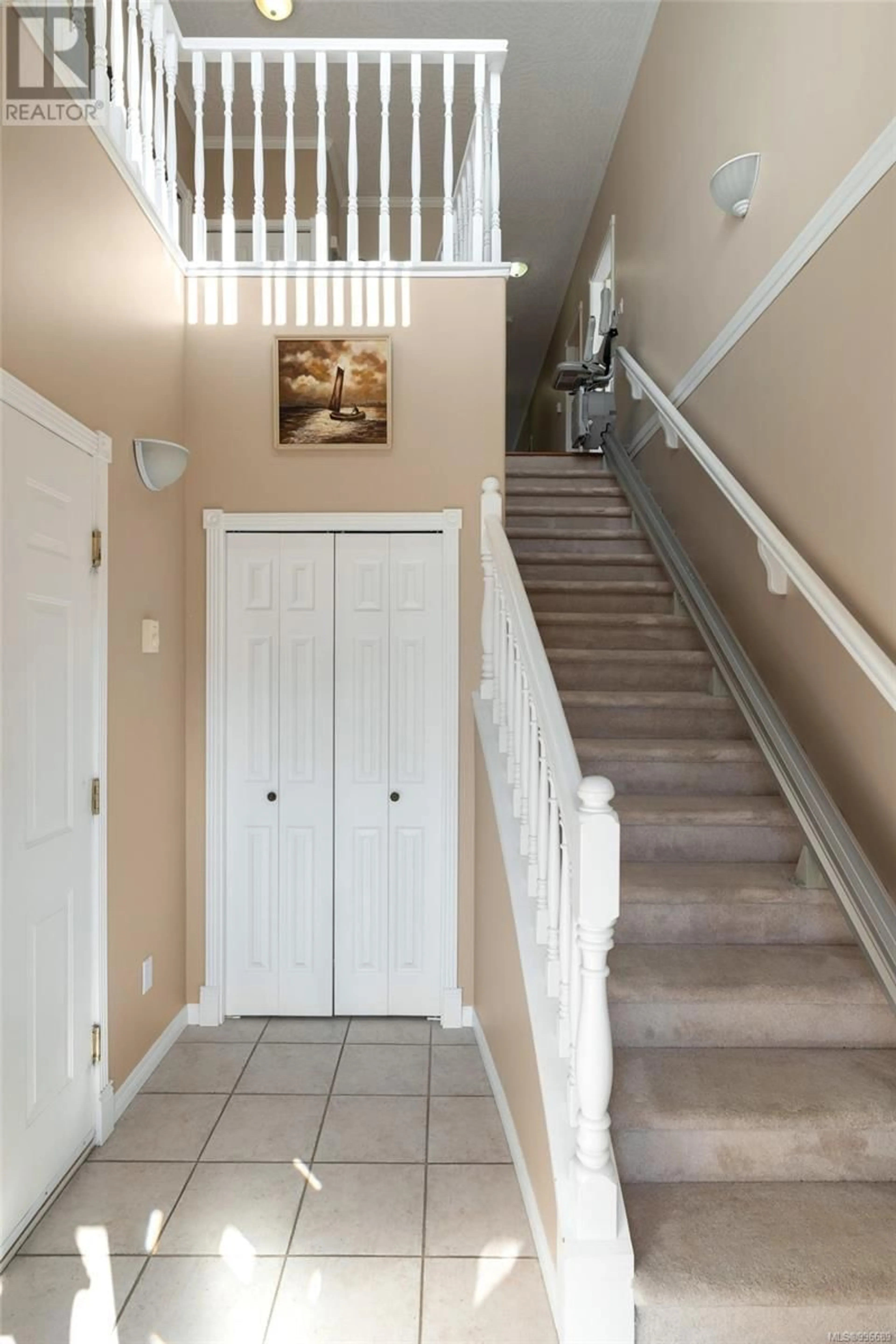 Indoor foyer for 13 - 2235 HARBOUR ROAD, Sidney British Columbia V8L2P7