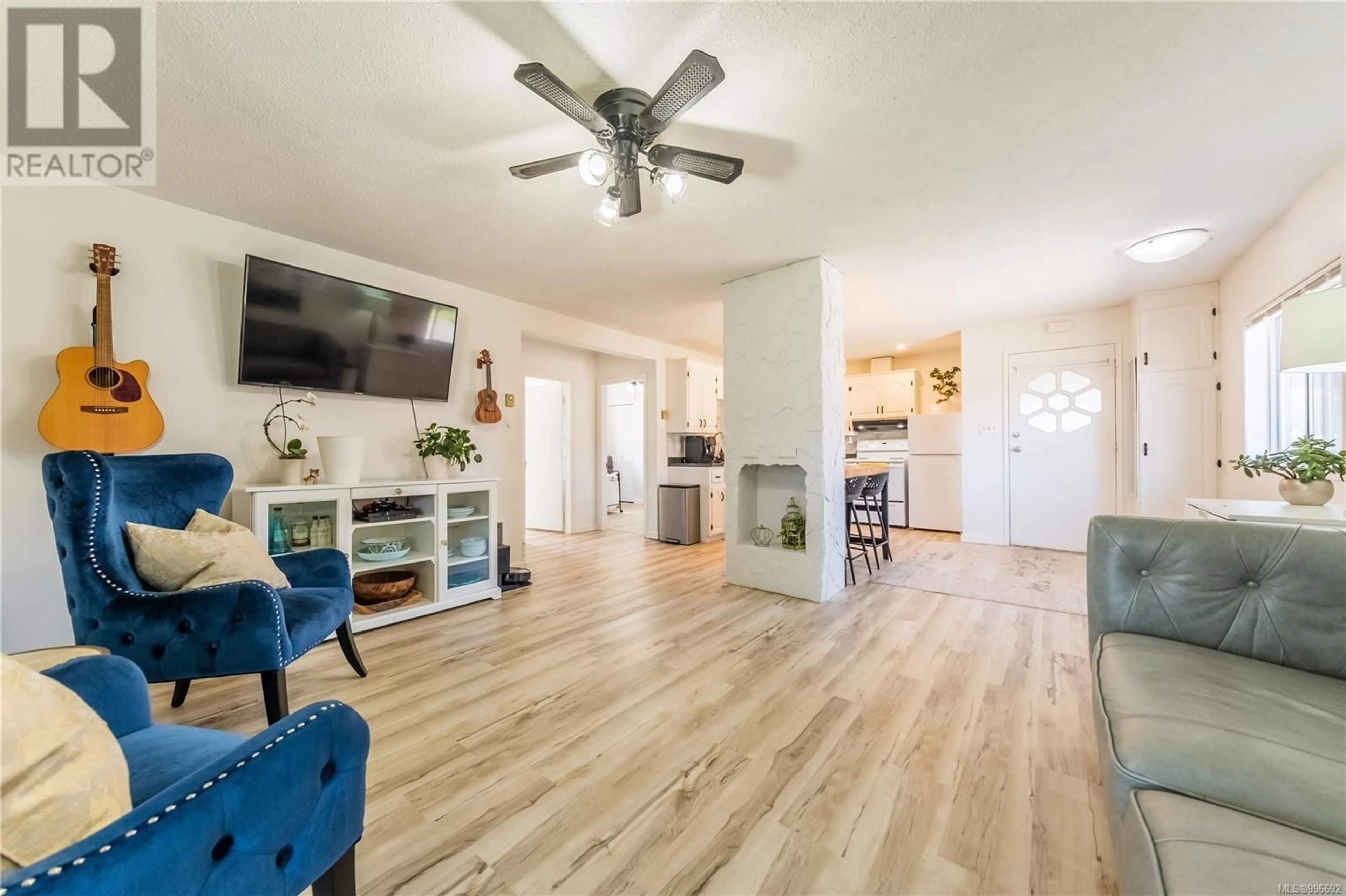 Living room with furniture, unknown for 487 PYM STREET NORTH, Parksville British Columbia V9P1B9