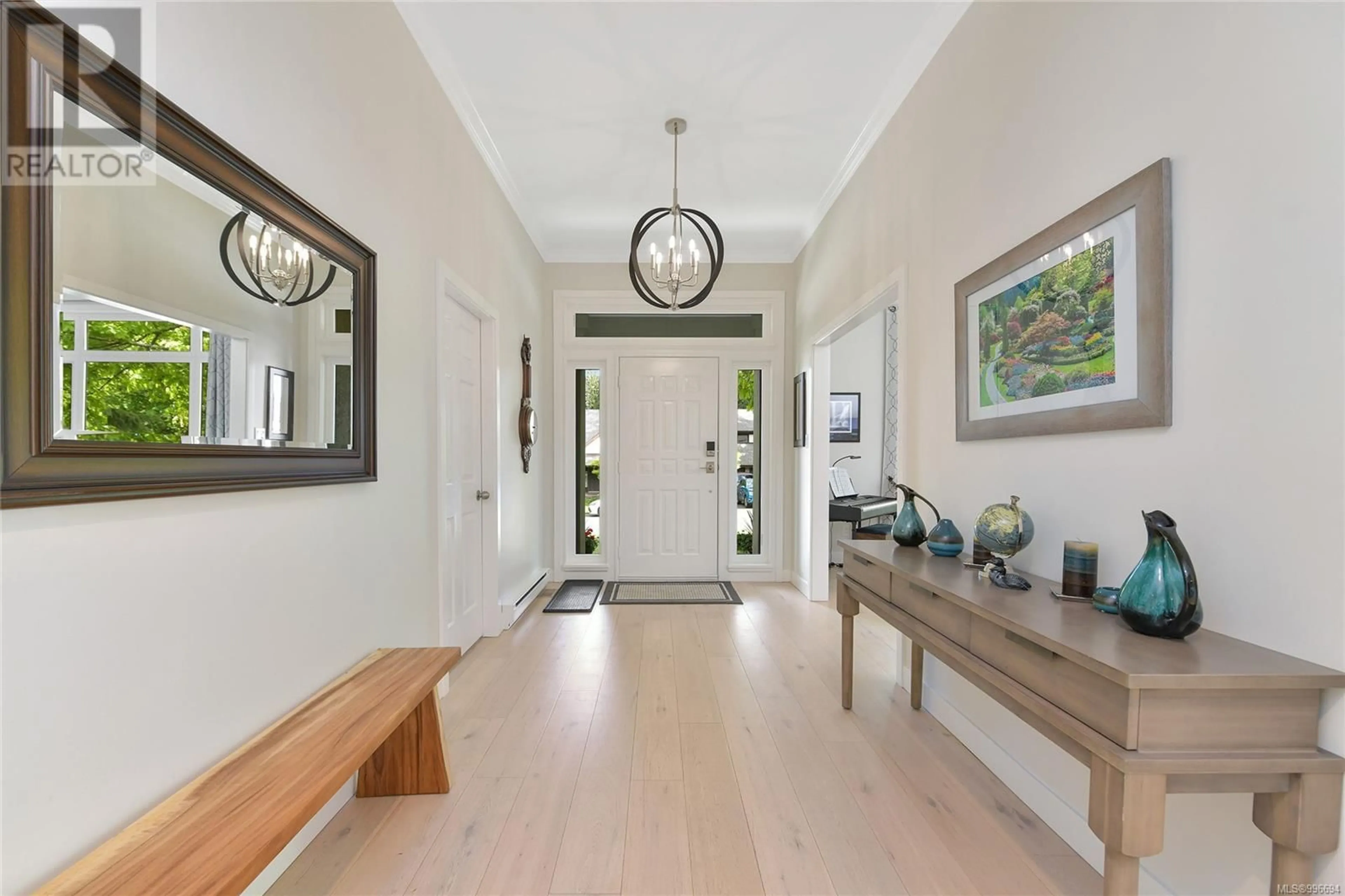 Indoor entryway for 2299 GREENLANDS ROAD, Saanich British Columbia V8N5B9