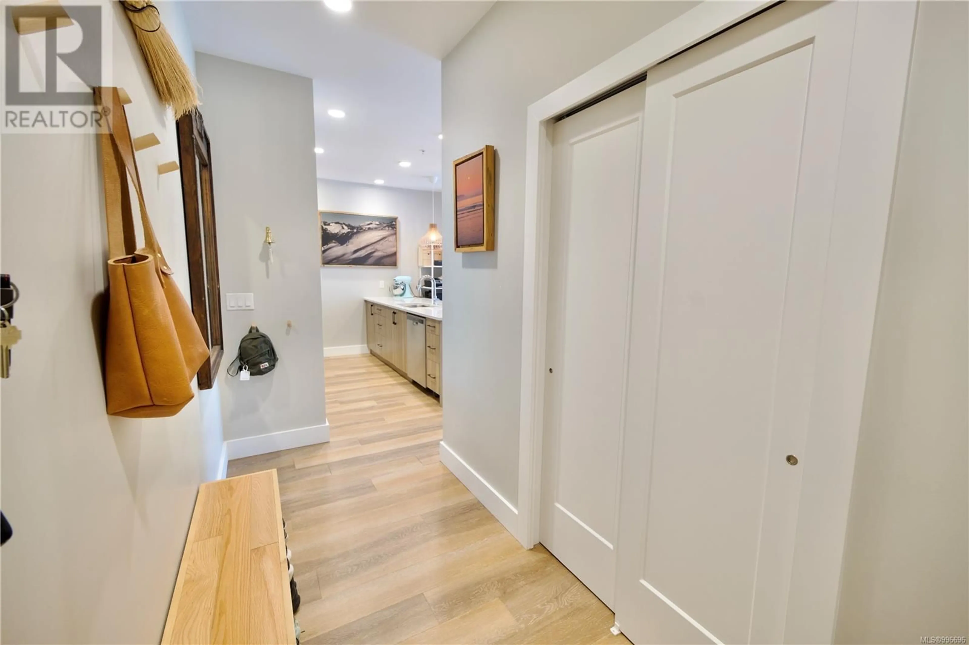 Indoor entryway for 201 - 700 YEW WOOD ROAD, Tofino British Columbia V0R2Z0