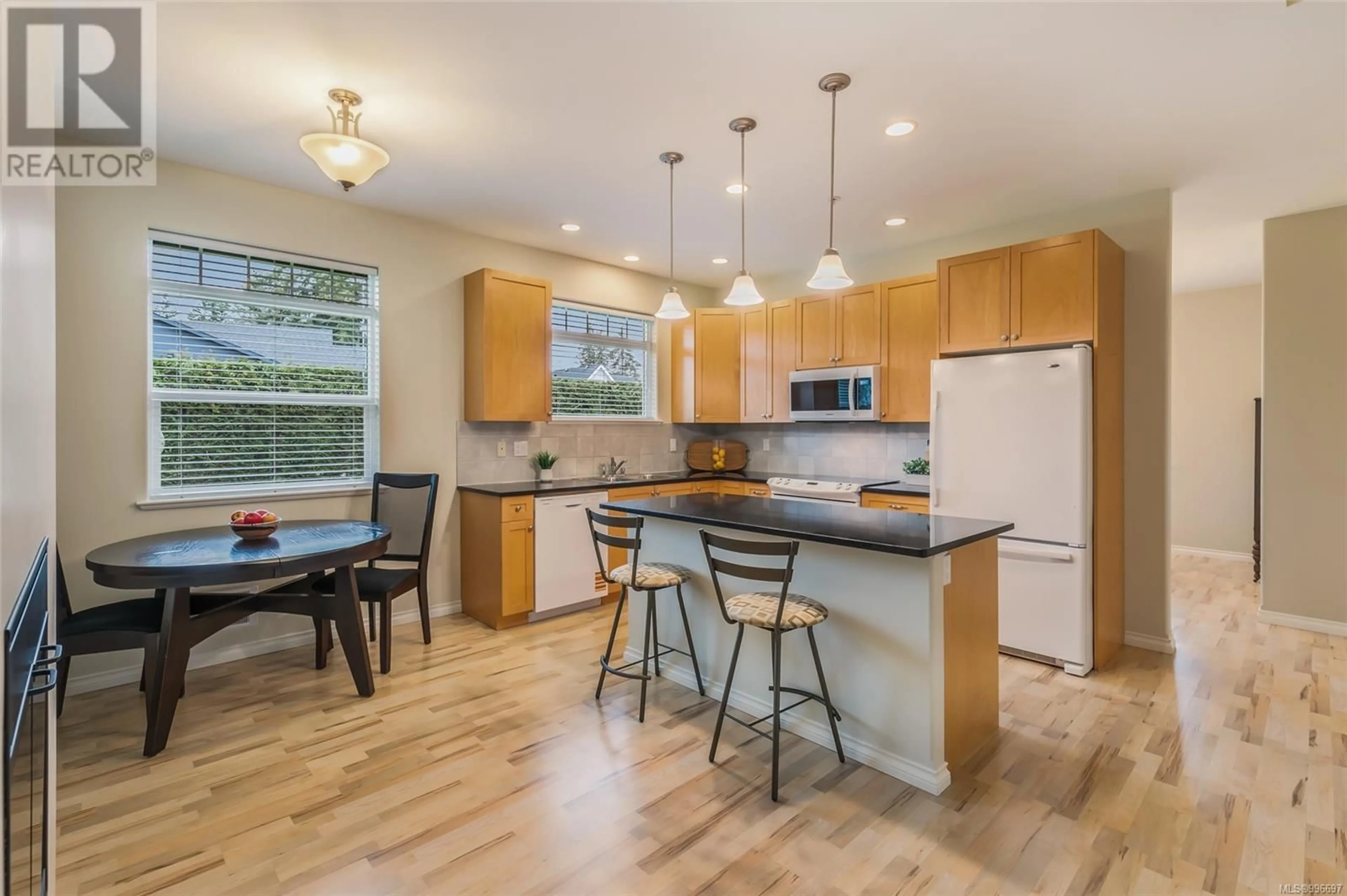 Open concept kitchen, wood/laminate floor for 5 - 399 WEMBLEY ROAD, Parksville British Columbia V9P2E9