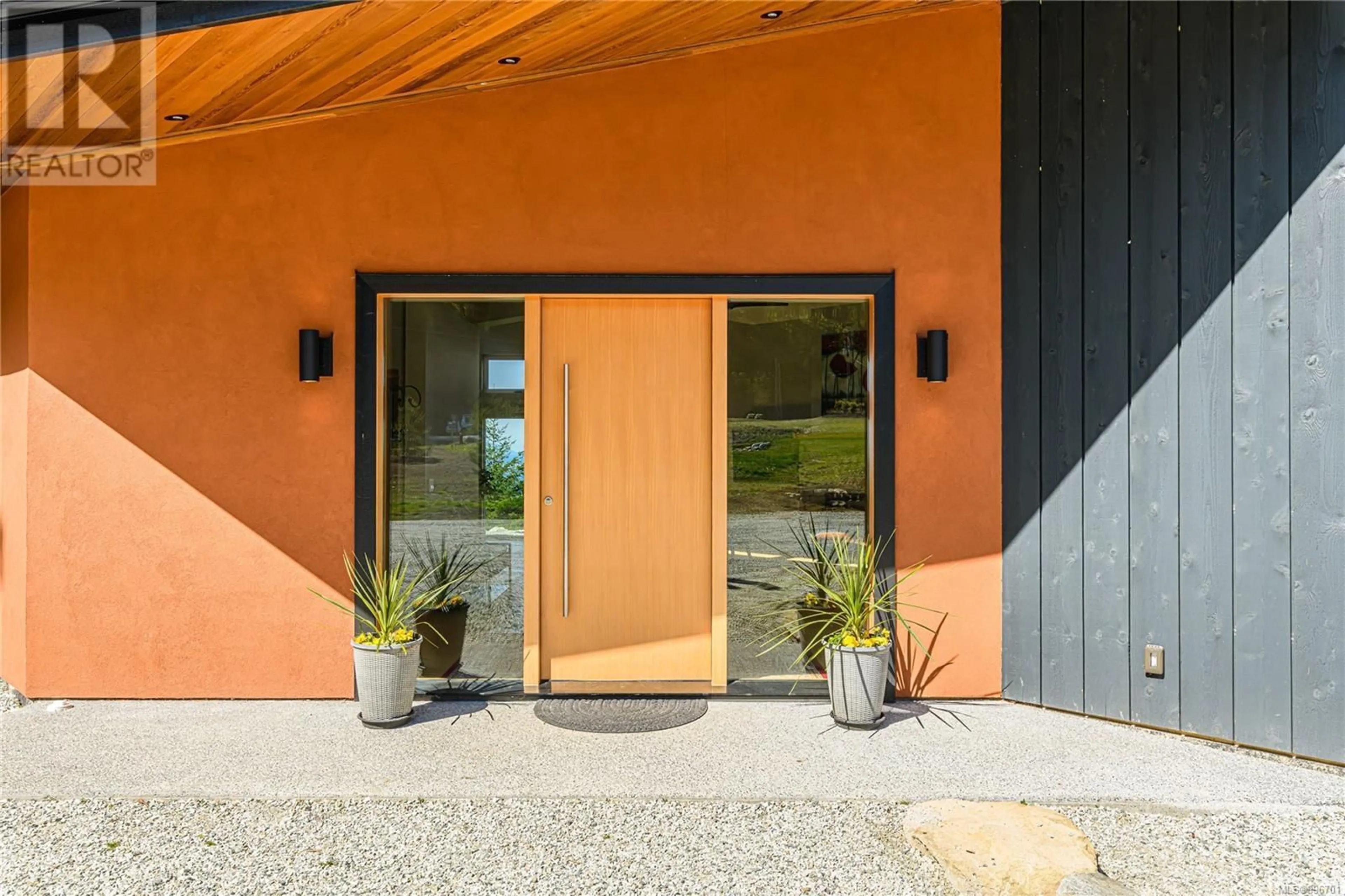 Indoor entryway for 153 SOUTHERN WAY, Salt Spring British Columbia V8K2Y1