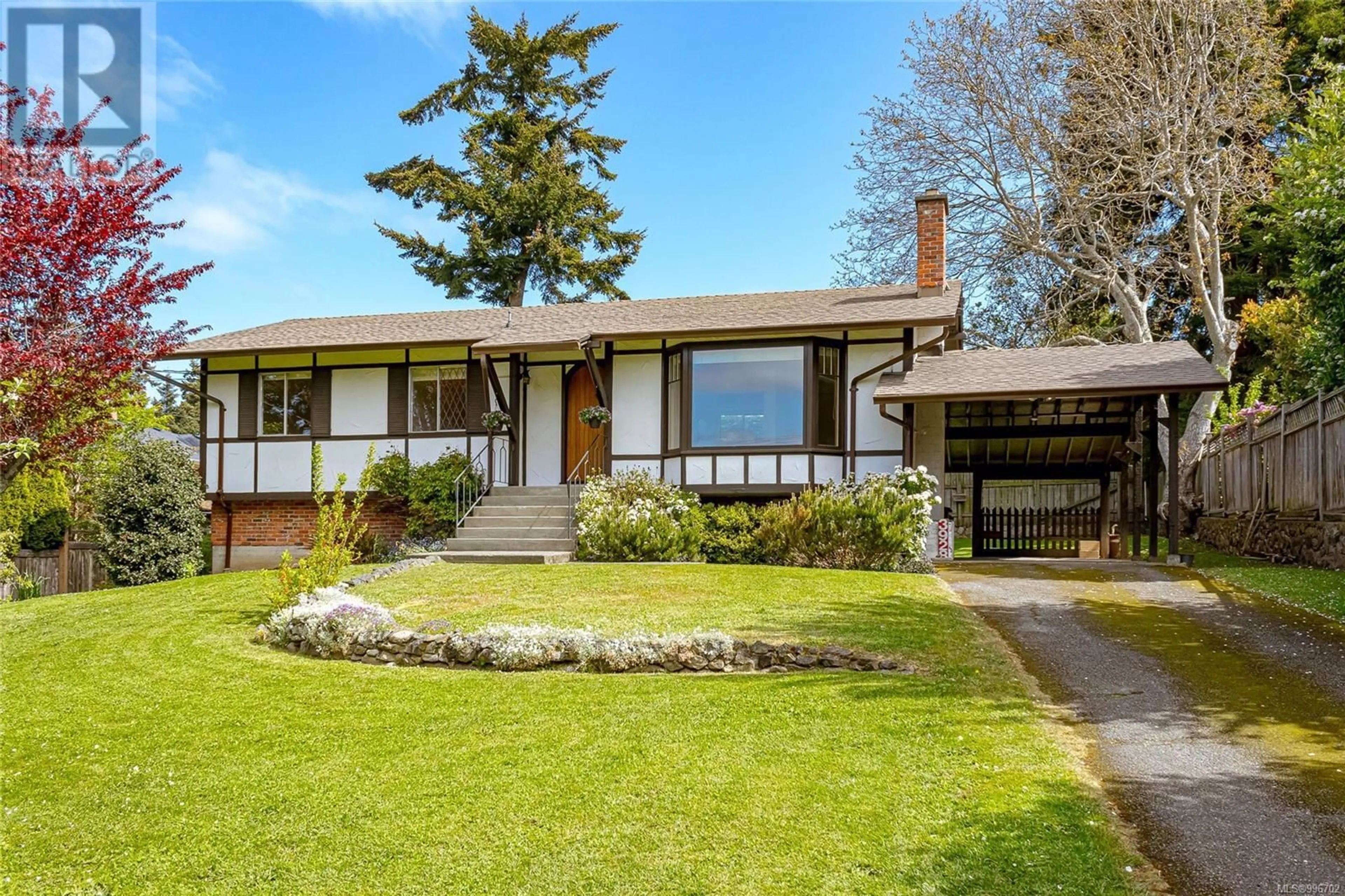 Home with vinyl exterior material, street for 3928 CADBORO BAY ROAD, Saanich British Columbia V8N4G9