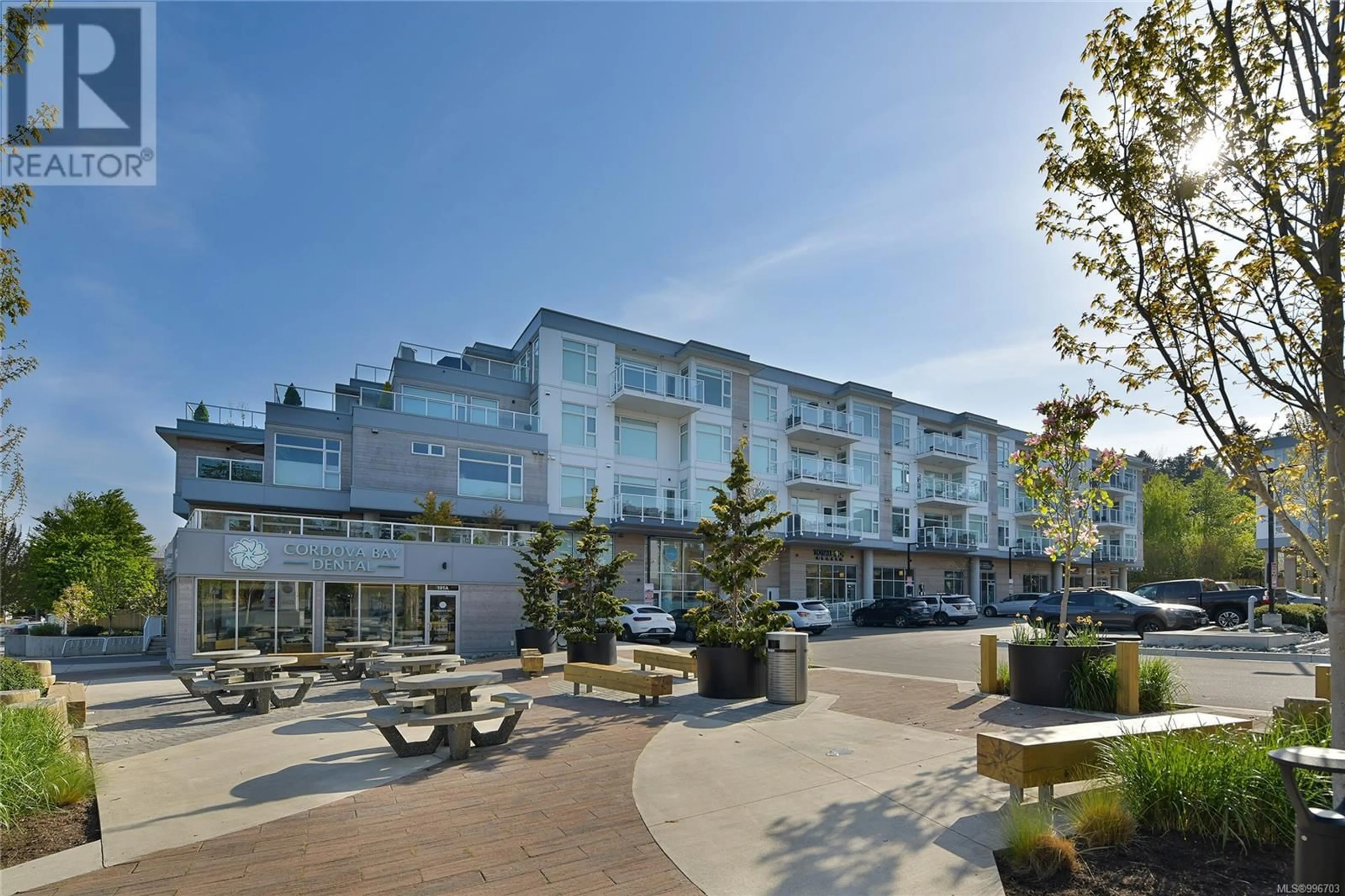 Patio, building for 407 - 5118 CORDOVA BAY ROAD, Saanich British Columbia V8P3M9