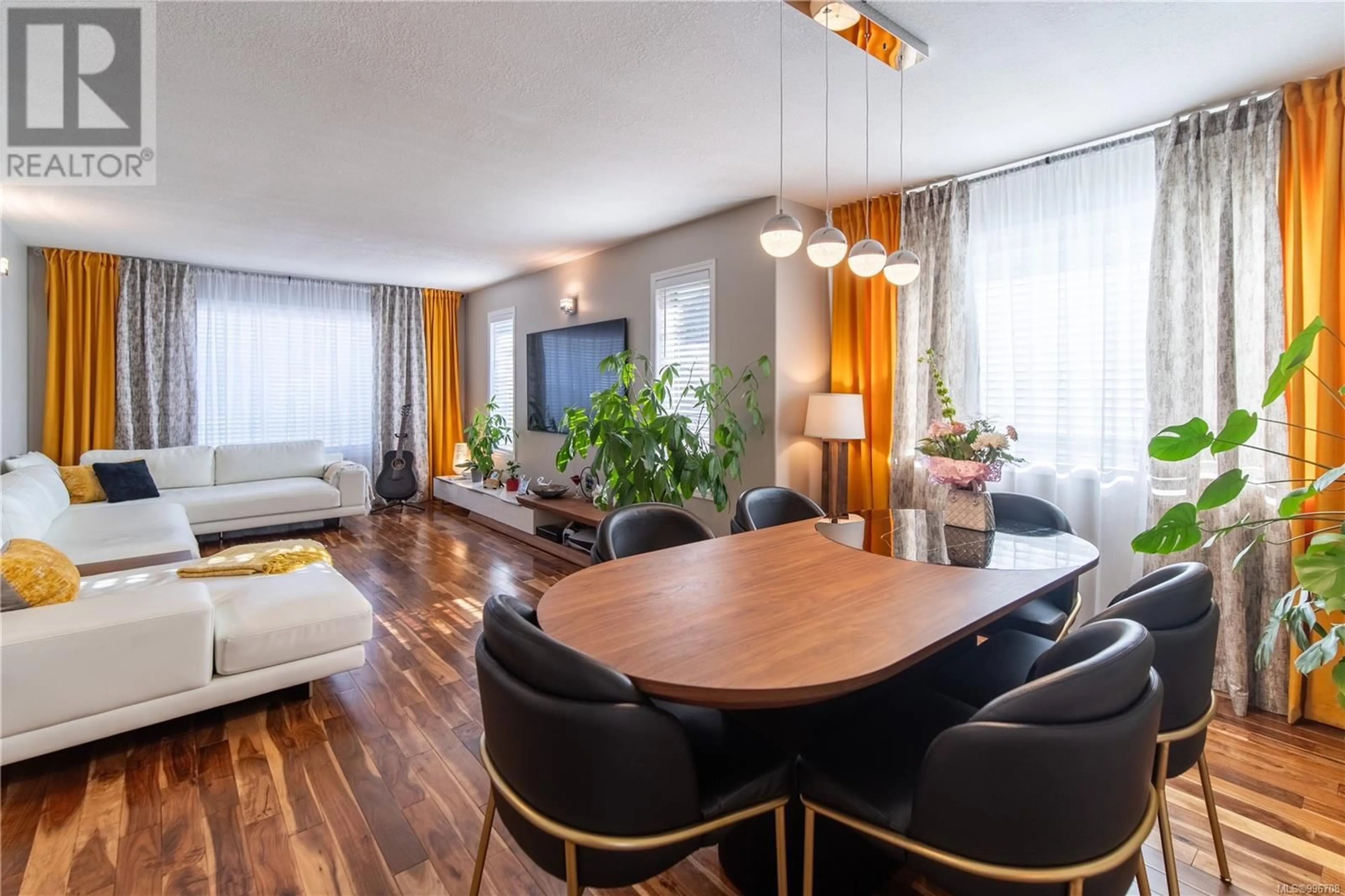 Living room with furniture, wood/laminate floor for 749 MARCHMONT ROAD, Duncan British Columbia V9L2L9