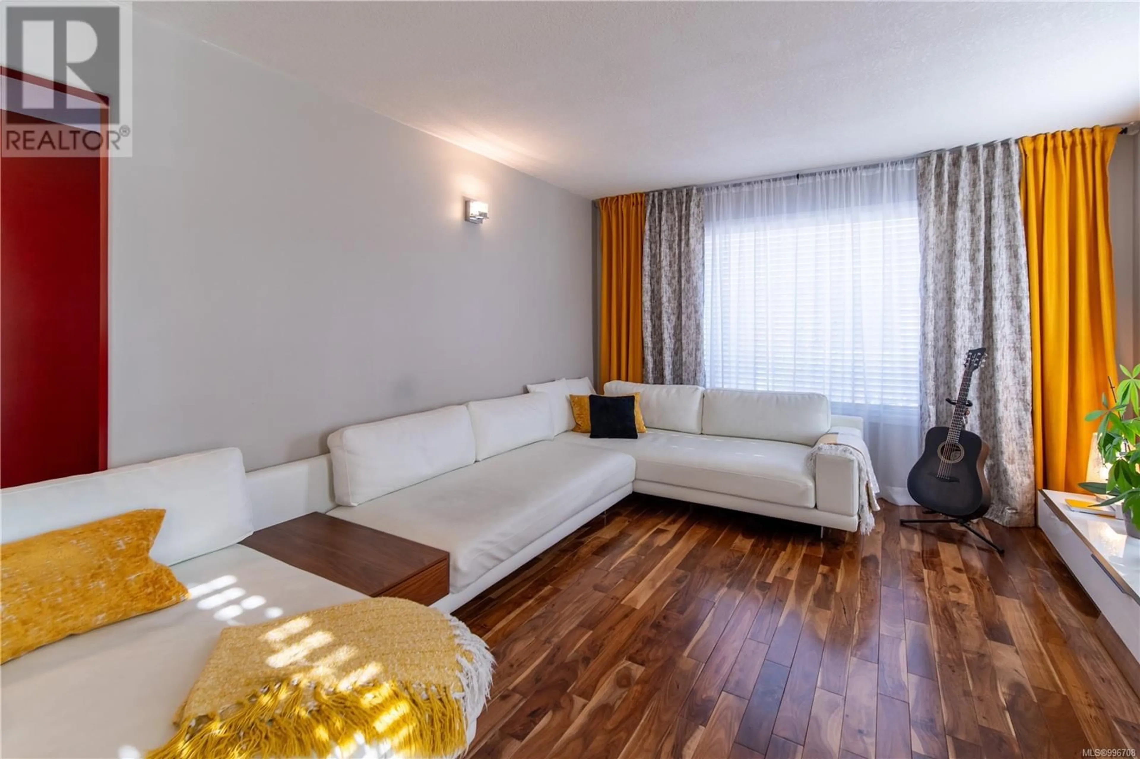 Living room with furniture, wood/laminate floor for 749 MARCHMONT ROAD, Duncan British Columbia V9L2L9