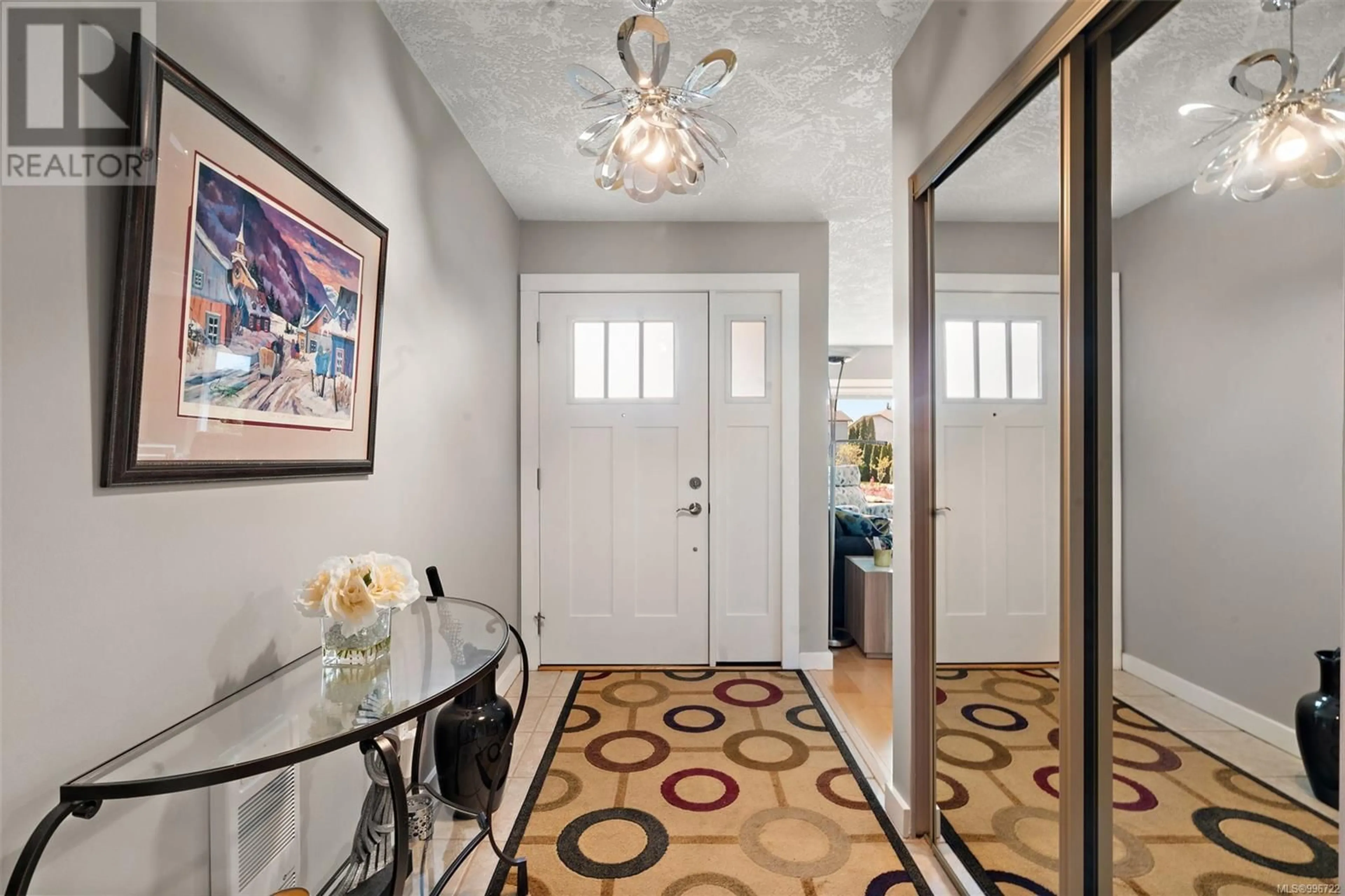 Indoor entryway for 4267 PANORAMA DRIVE, Saanich British Columbia V8X4X9