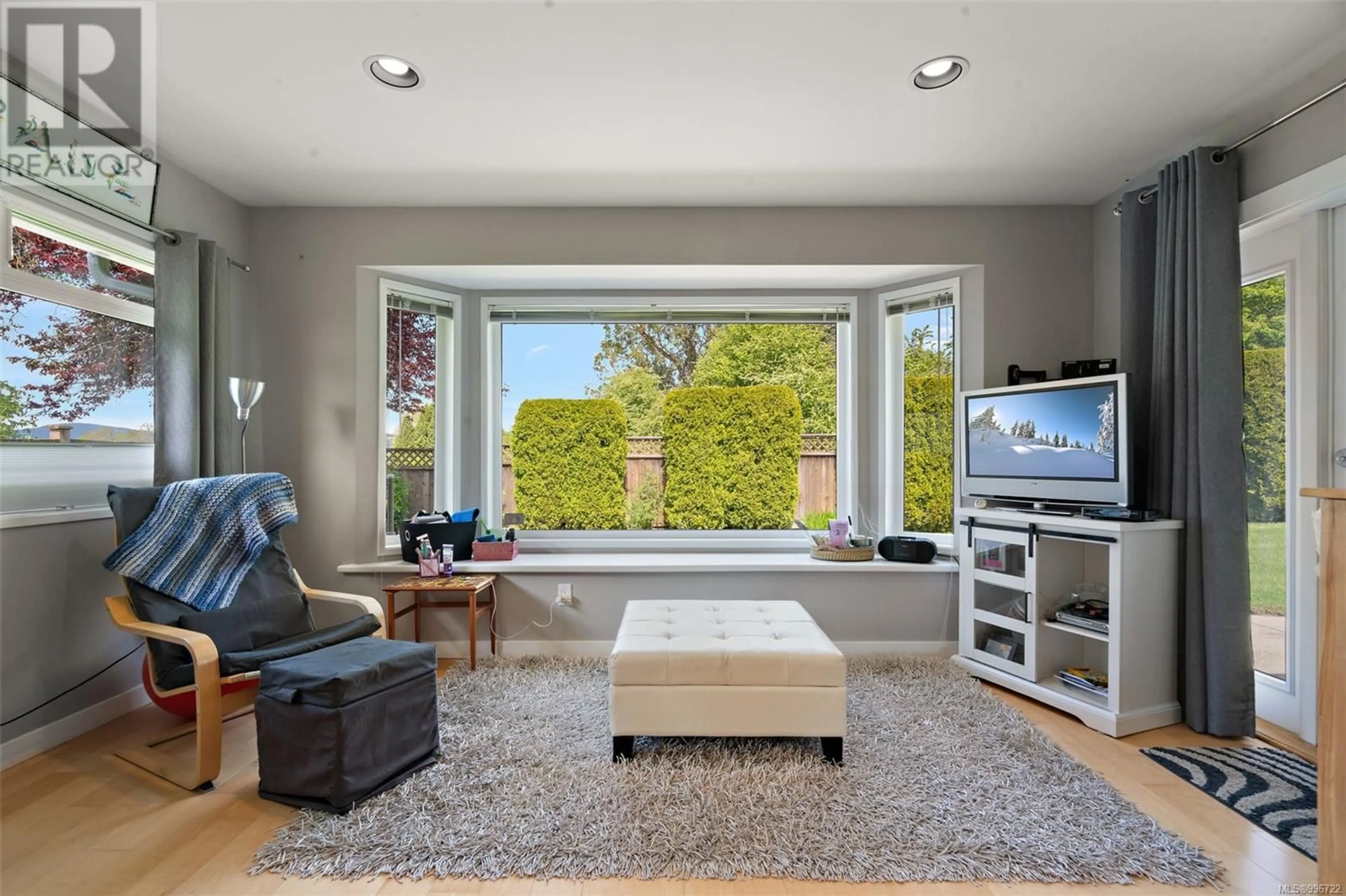 Living room with furniture, unknown for 4267 PANORAMA DRIVE, Saanich British Columbia V8X4X9