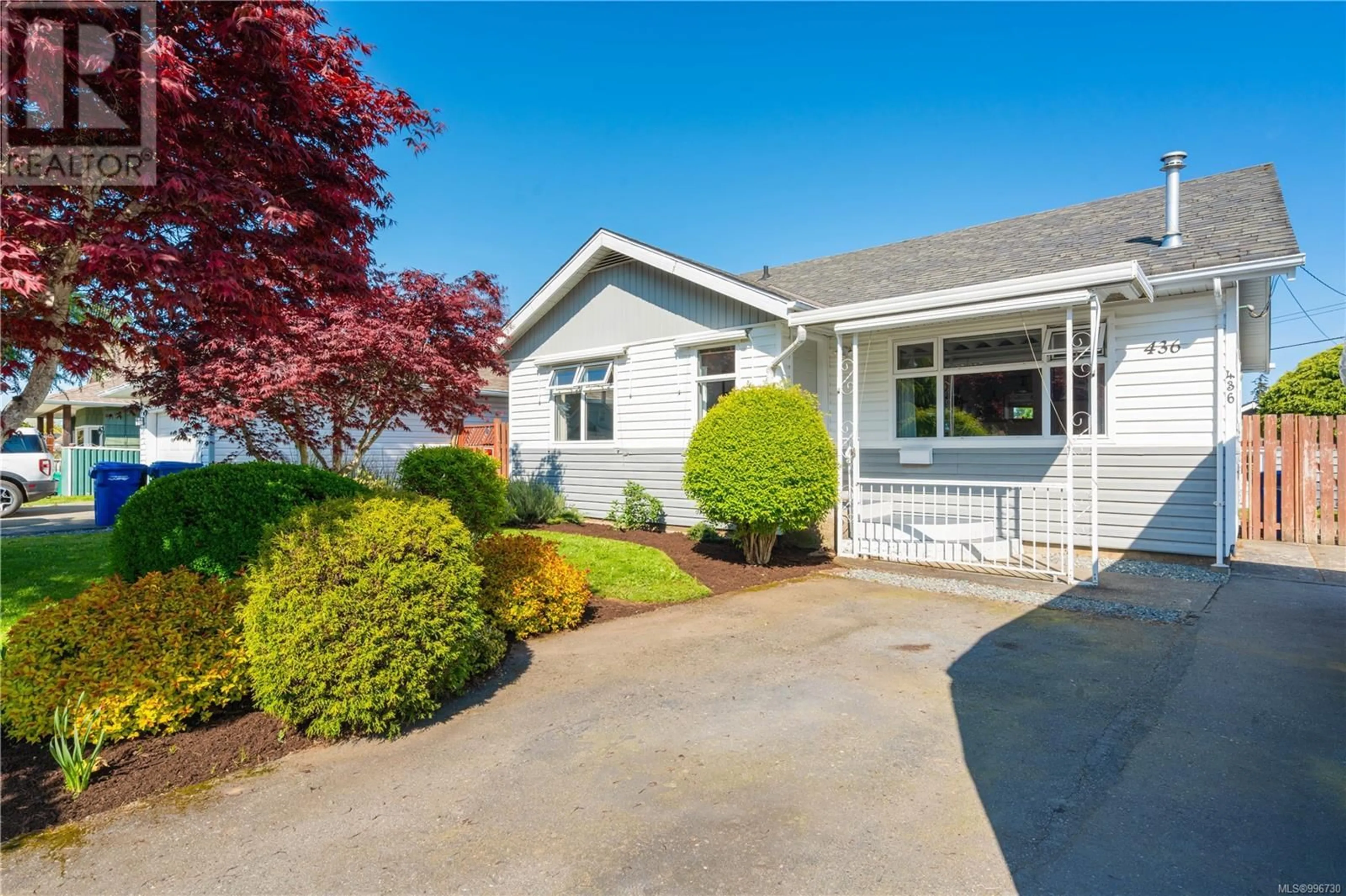 Home with vinyl exterior material, street for 436 HILLCREST AVENUE, Nanaimo British Columbia V9R3M1