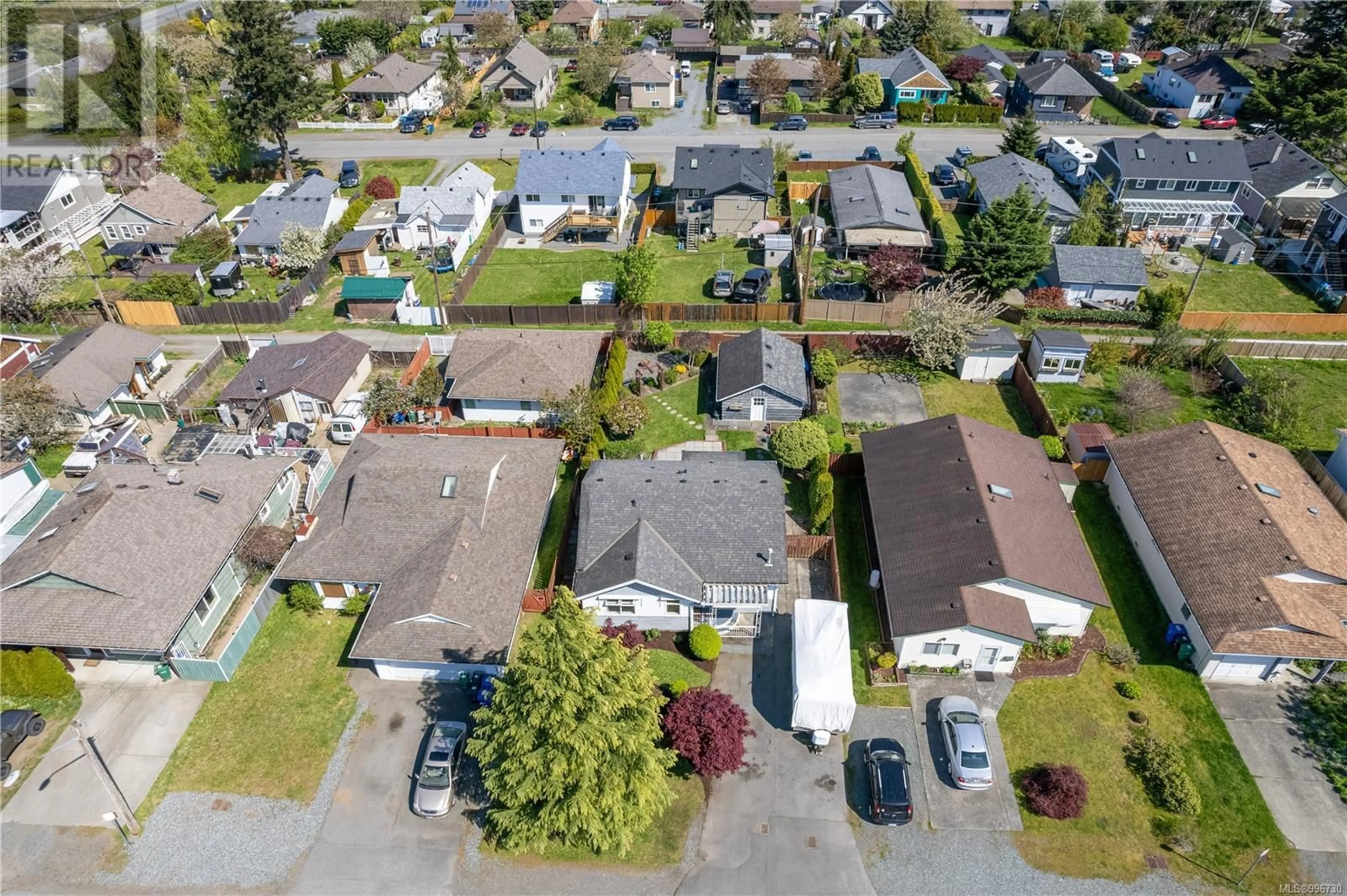 A pic from outside/outdoor area/front of a property/back of a property/a pic from drone, street for 436 HILLCREST AVENUE, Nanaimo British Columbia V9R3M1