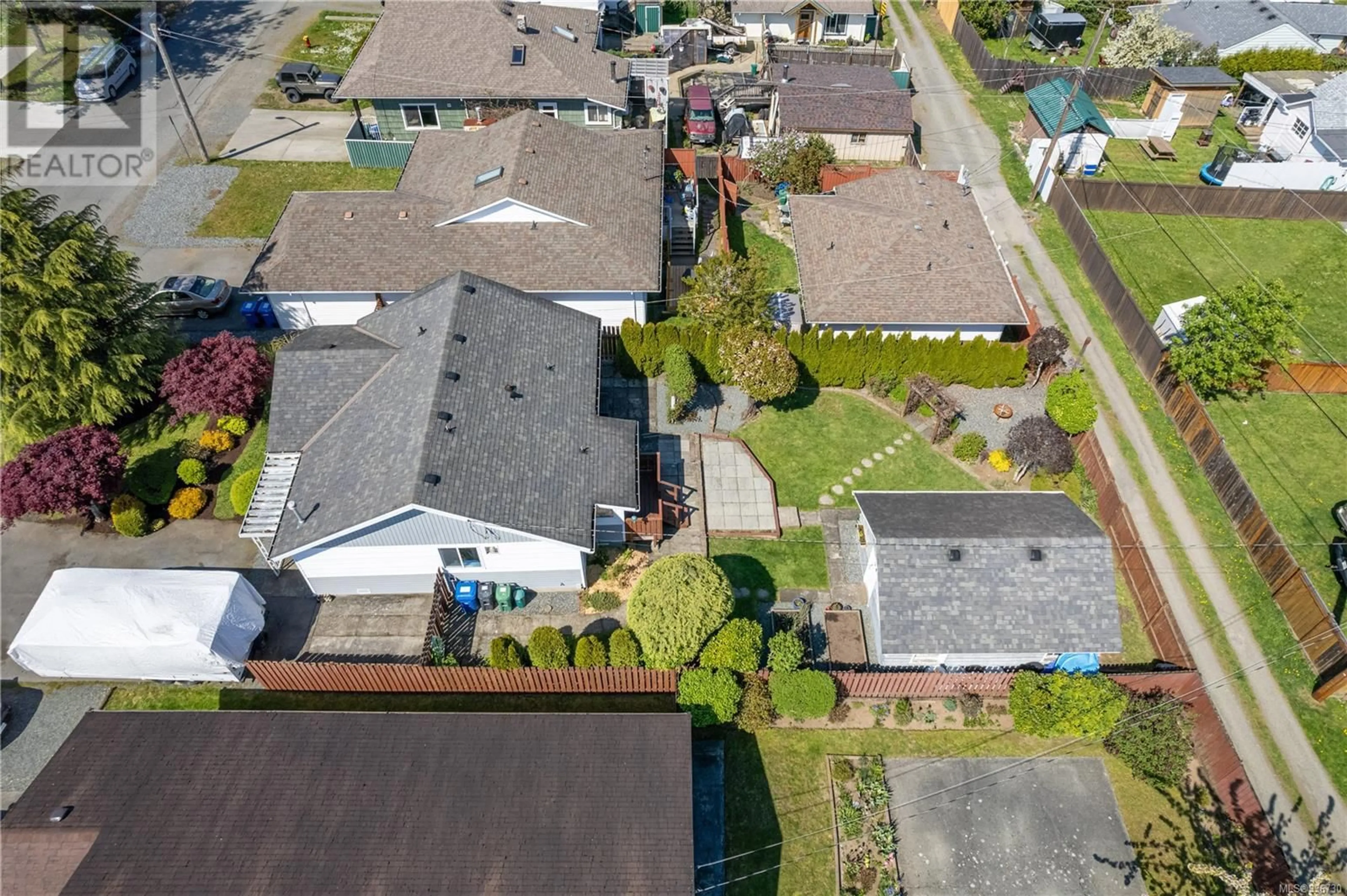 A pic from outside/outdoor area/front of a property/back of a property/a pic from drone, street for 436 HILLCREST AVENUE, Nanaimo British Columbia V9R3M1