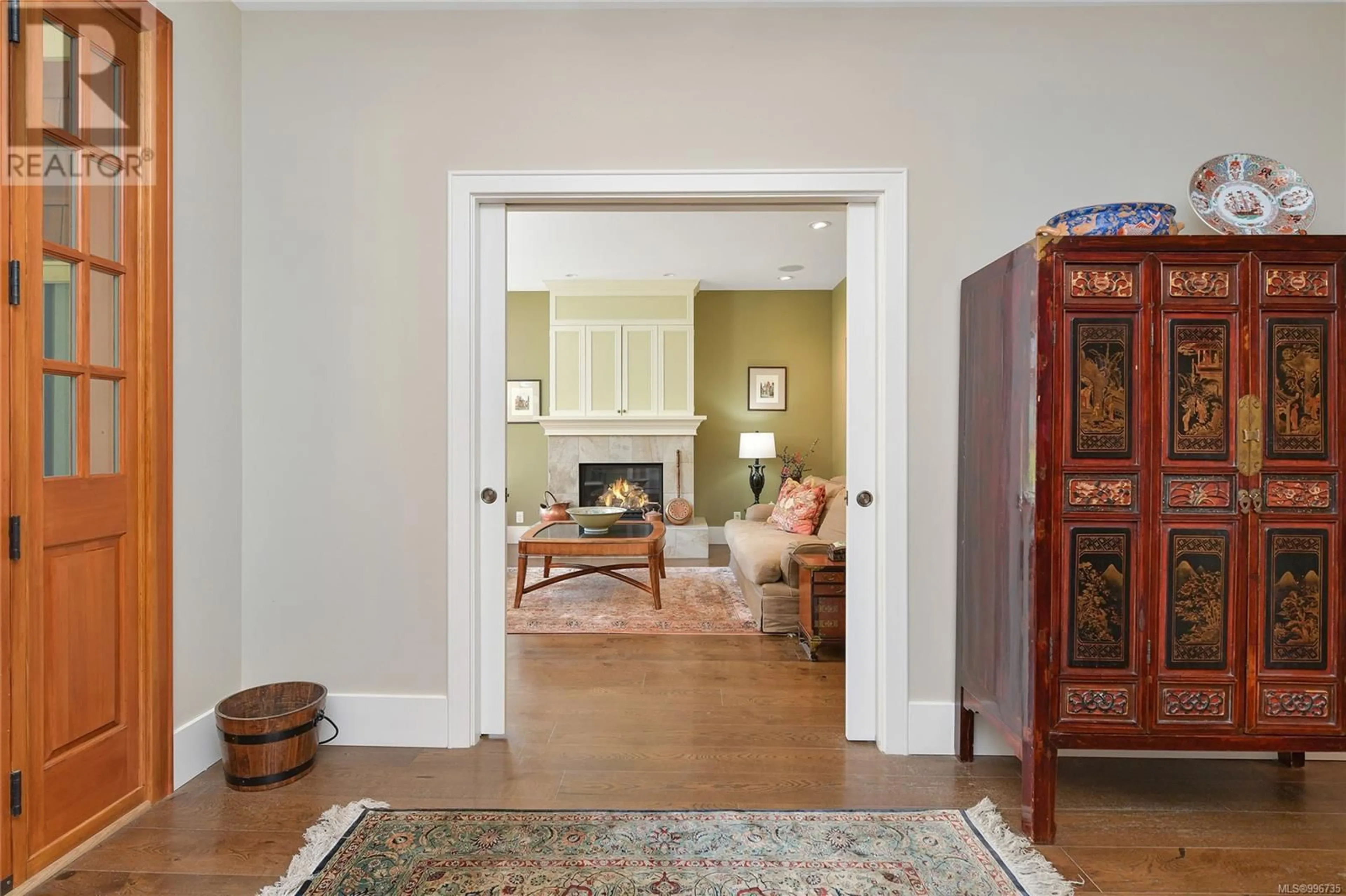 Indoor foyer for 1284 OCEANWOOD LANE, Saanich British Columbia V8X0A4