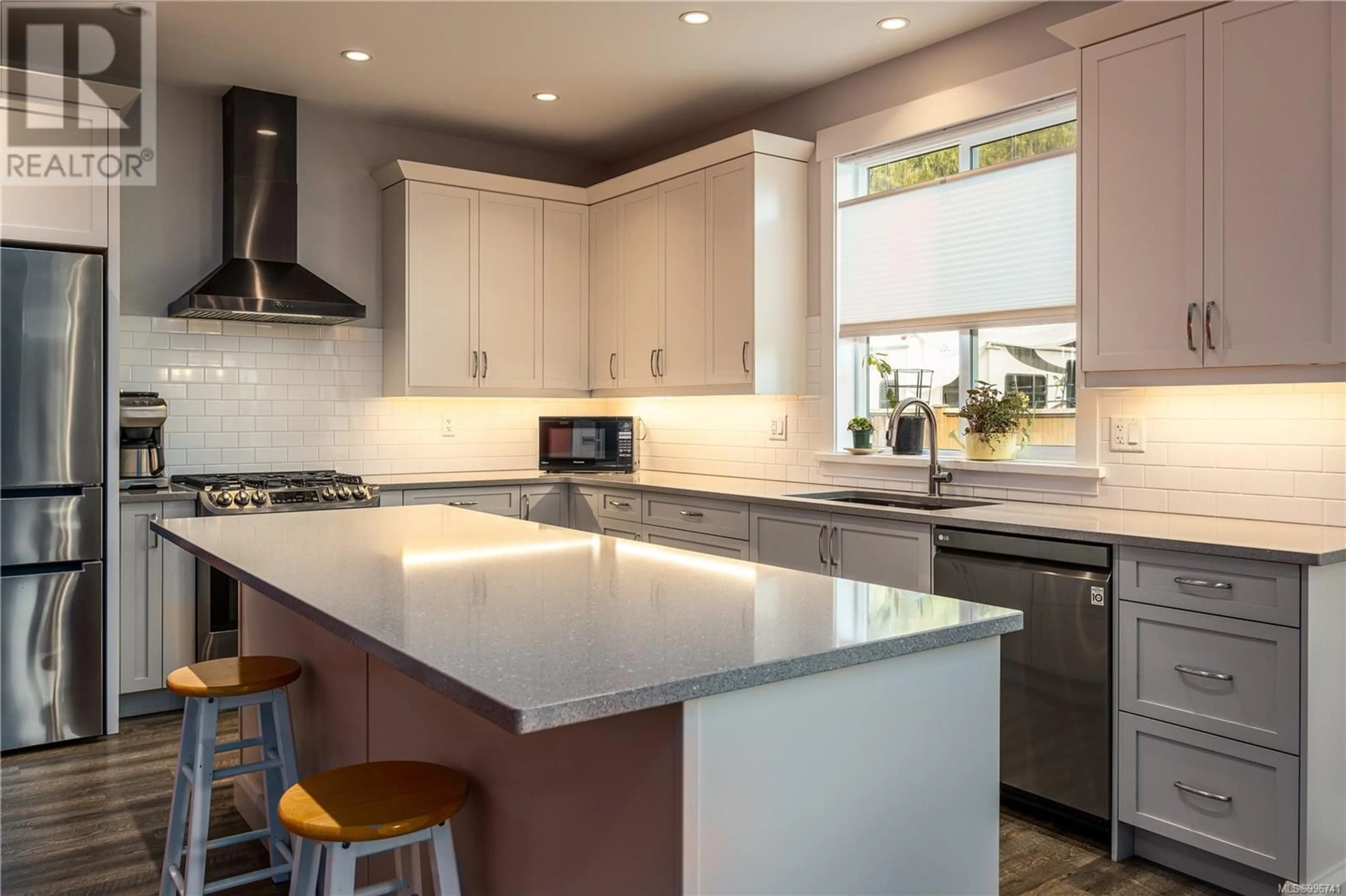 Contemporary kitchen, ceramic/tile floor for 3793 MARJORIE WAY, Nanaimo British Columbia V9T0K3
