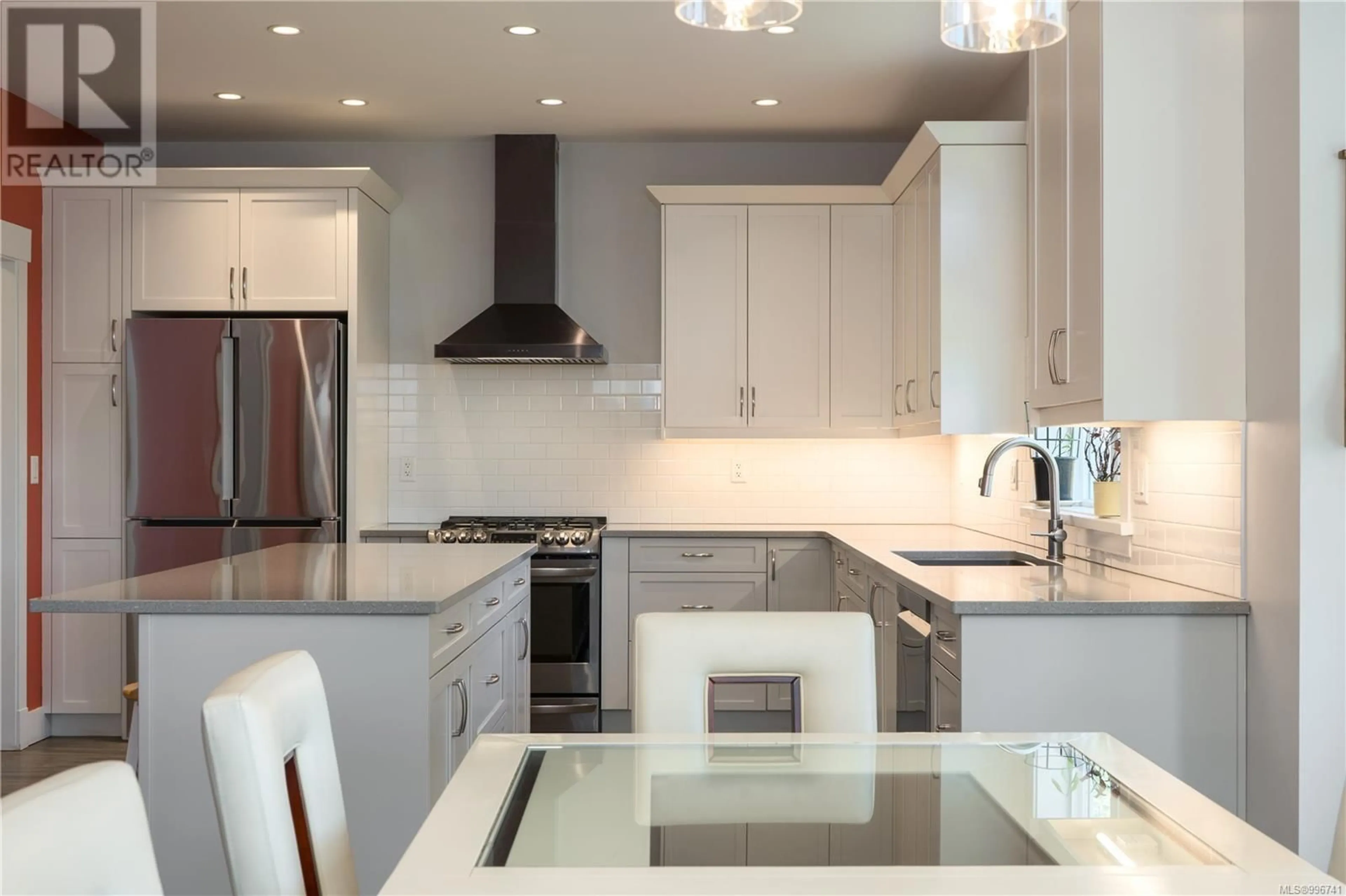 Contemporary kitchen, ceramic/tile floor for 3793 MARJORIE WAY, Nanaimo British Columbia V9T0K3
