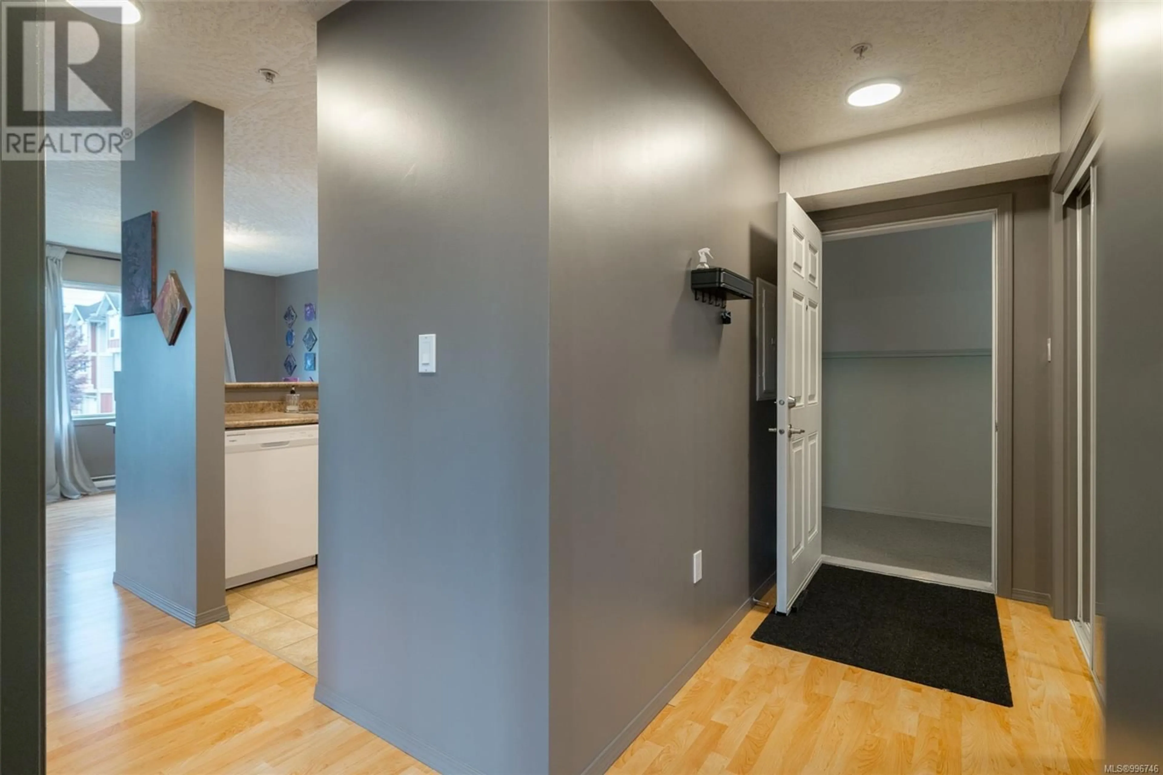 Indoor entryway for 4 - 8 WHITE STREET, Ladysmith British Columbia V9G1B8