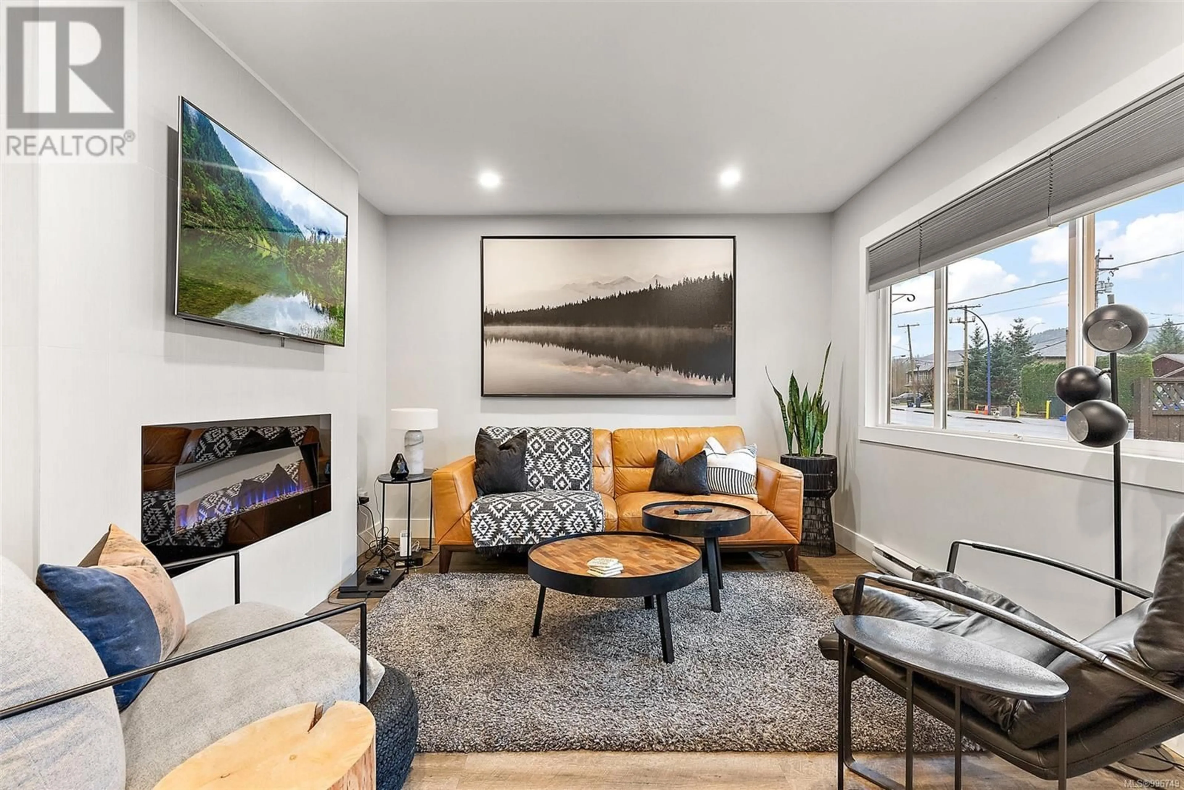 Living room with furniture, unknown for 641 STRANDLUND AVENUE, Langford British Columbia V9B3G1