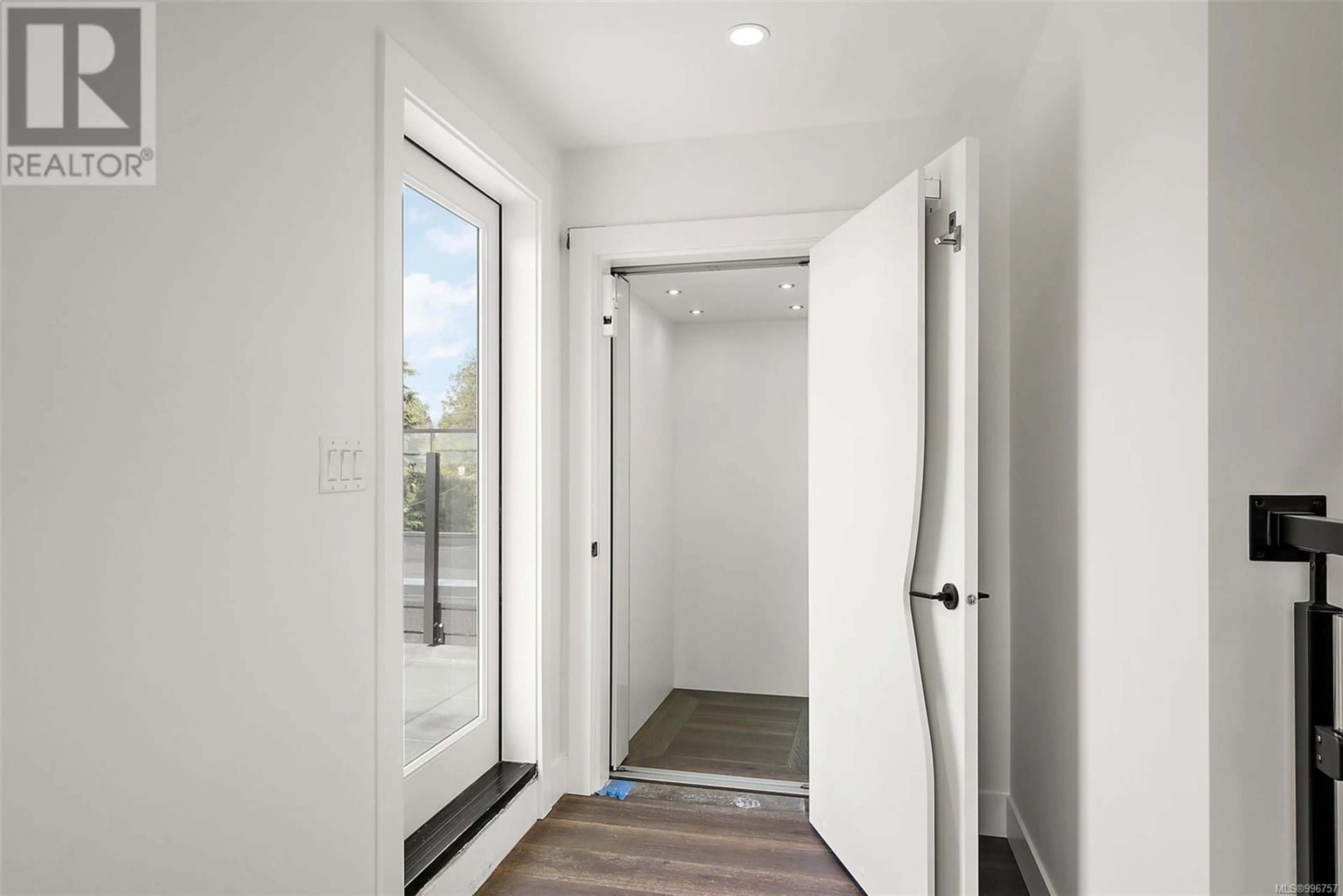 Indoor entryway for 9369 WEBSTER PLACE, Sidney British Columbia V8L2R9