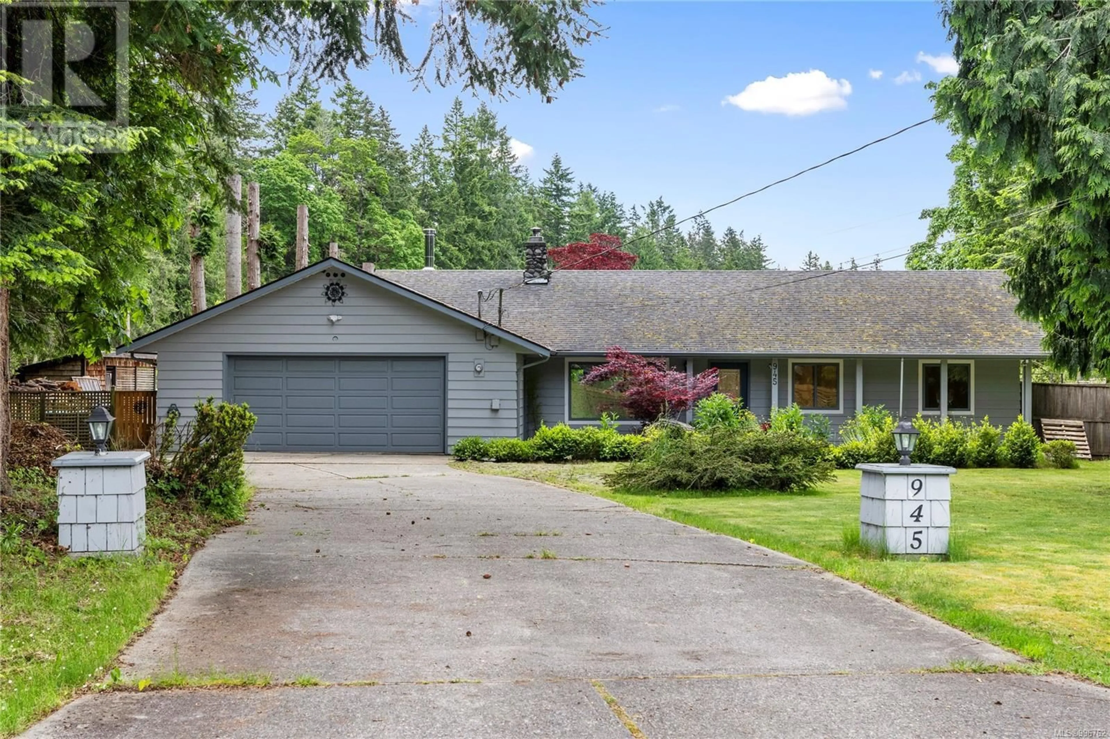 Home with vinyl exterior material, street for 945 TERRIEN WAY, Parksville British Columbia V9P1T2
