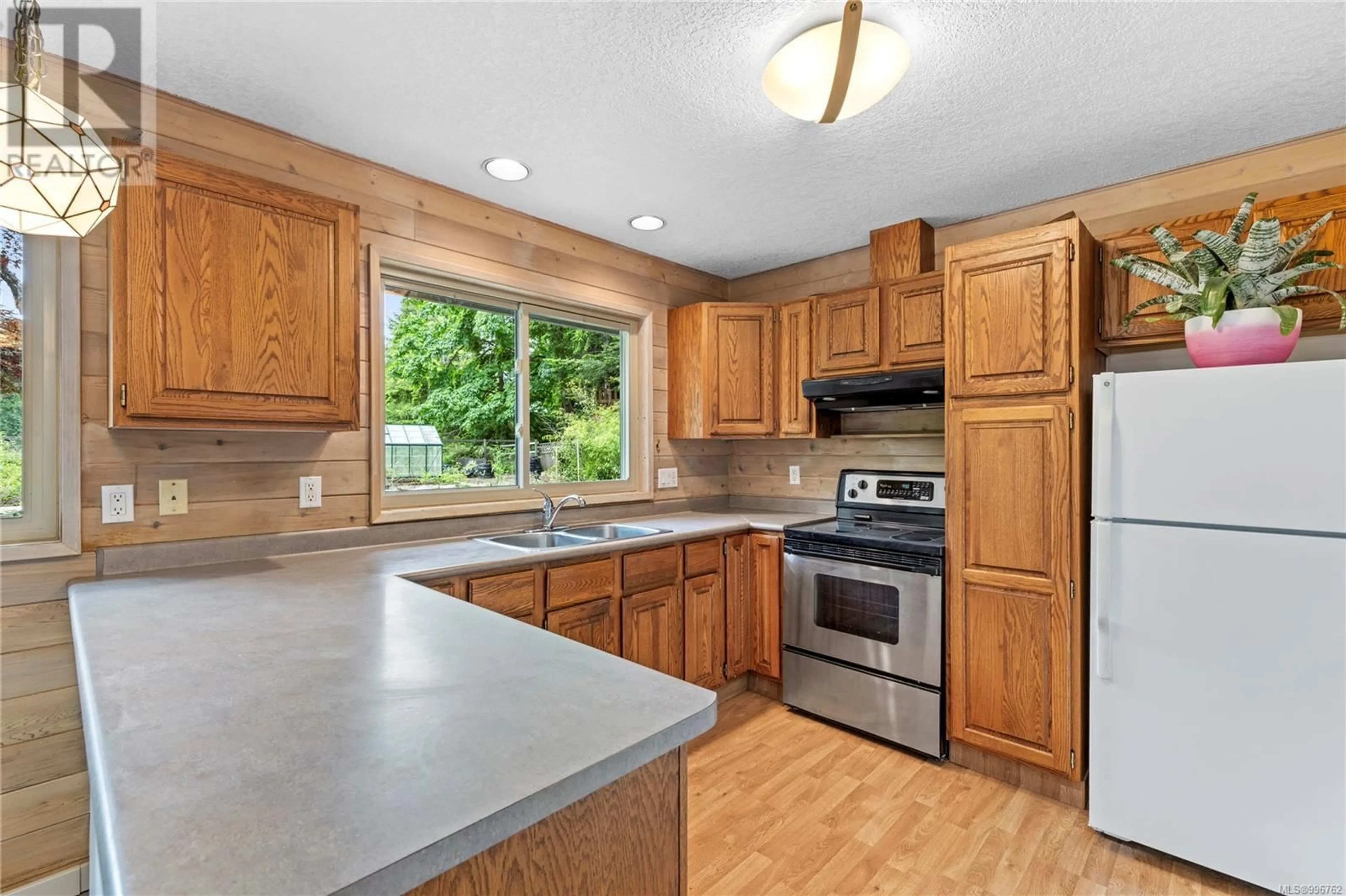 Standard kitchen, ceramic/tile floor for 945 TERRIEN WAY, Parksville British Columbia V9P1T2