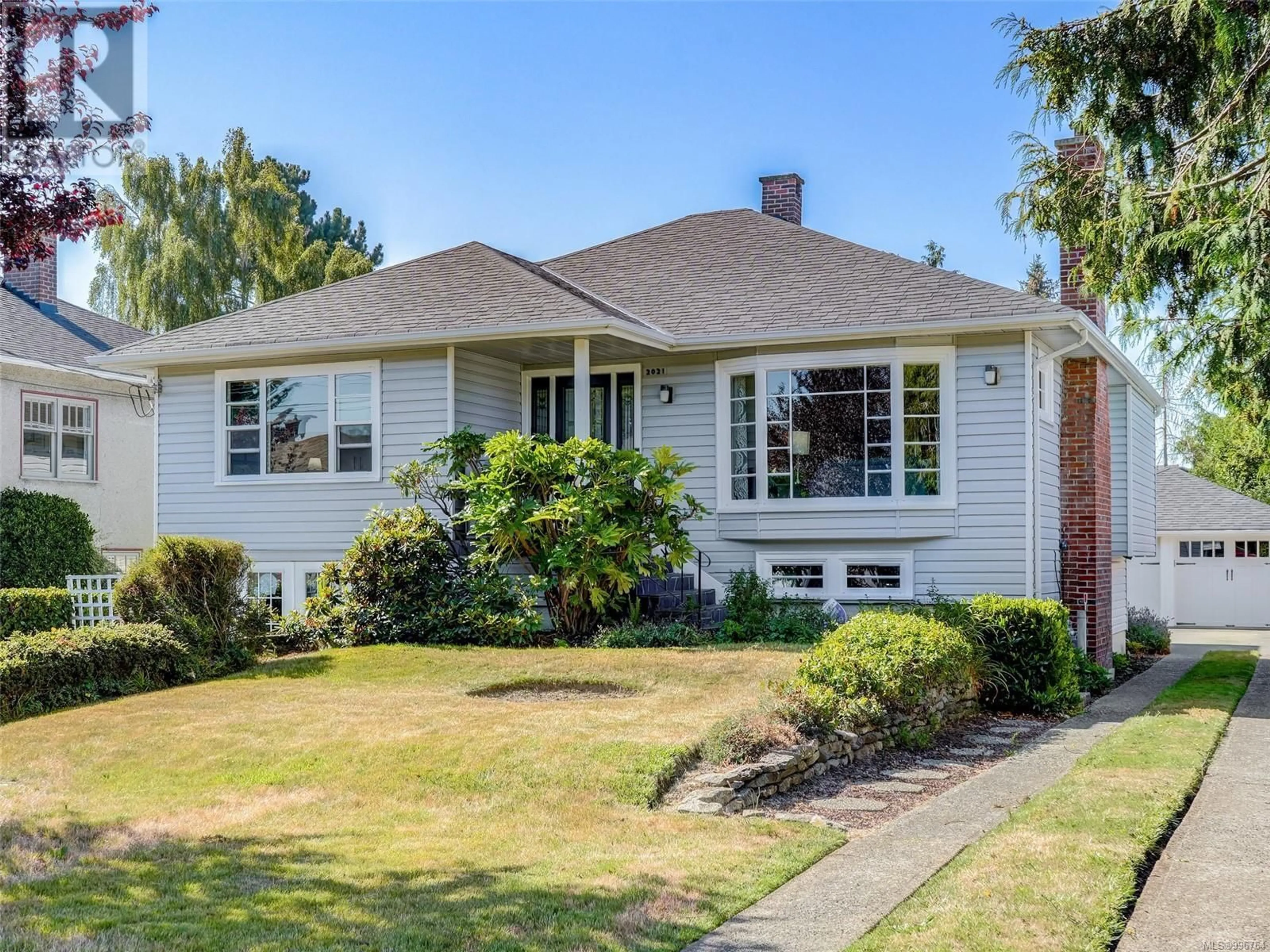 Home with vinyl exterior material, street for 2021 KINGS ROAD, Oak Bay British Columbia V8R2P6