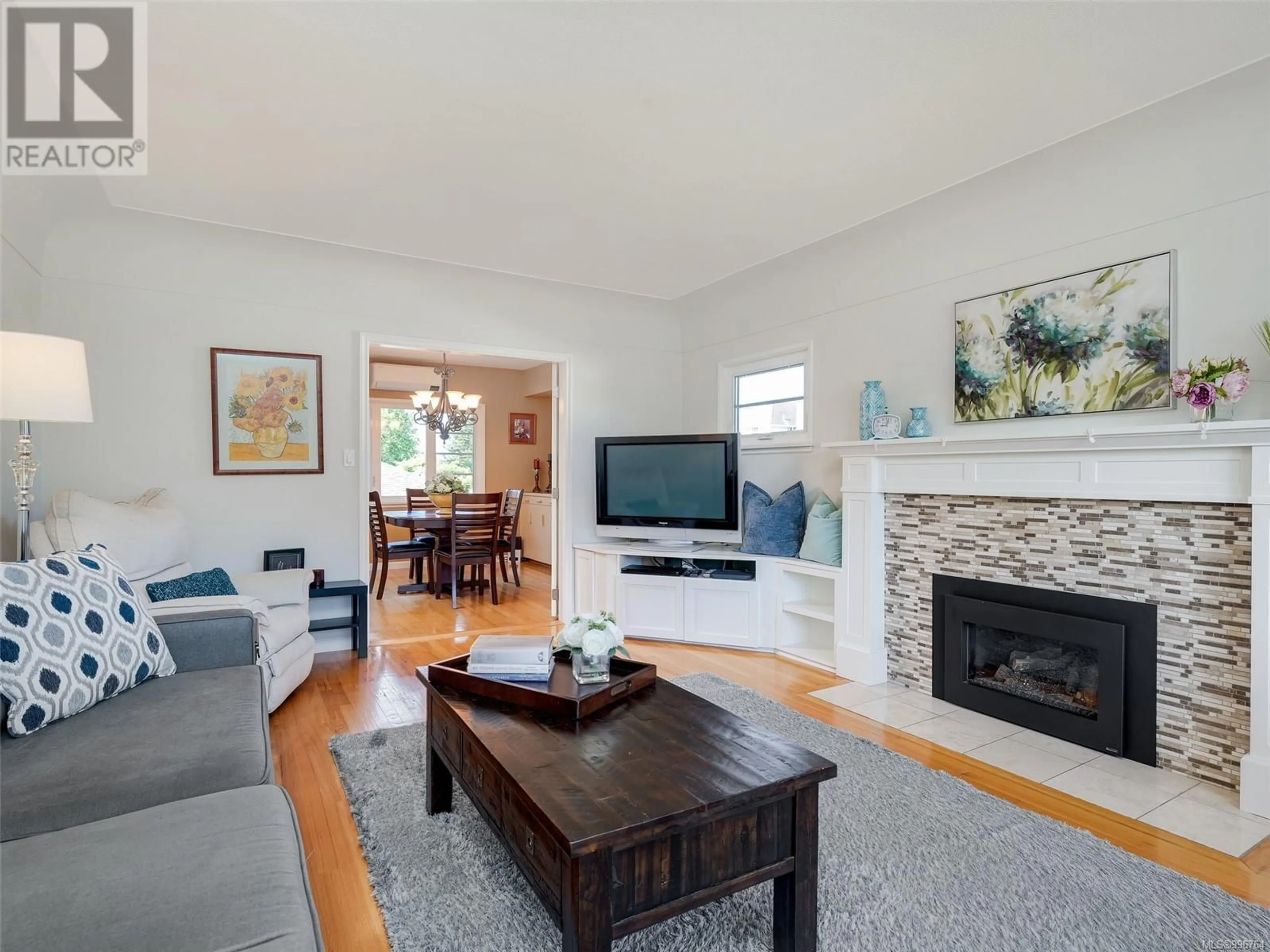 Living room with furniture, wood/laminate floor for 2021 KINGS ROAD, Oak Bay British Columbia V8R2P6