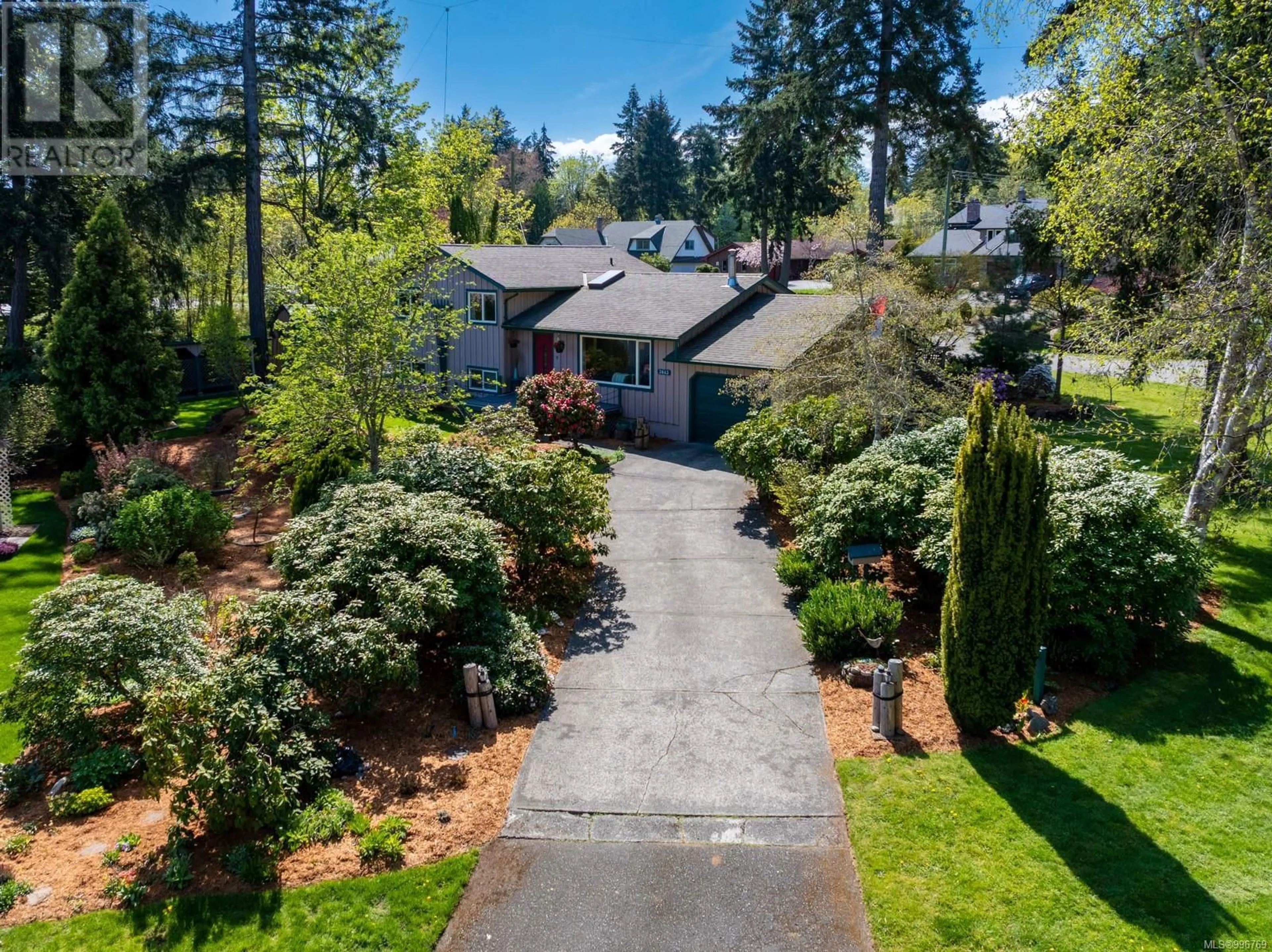 A pic from outside/outdoor area/front of a property/back of a property/a pic from drone, street for 3843 LAUREL DRIVE, Royston British Columbia V0R2V0