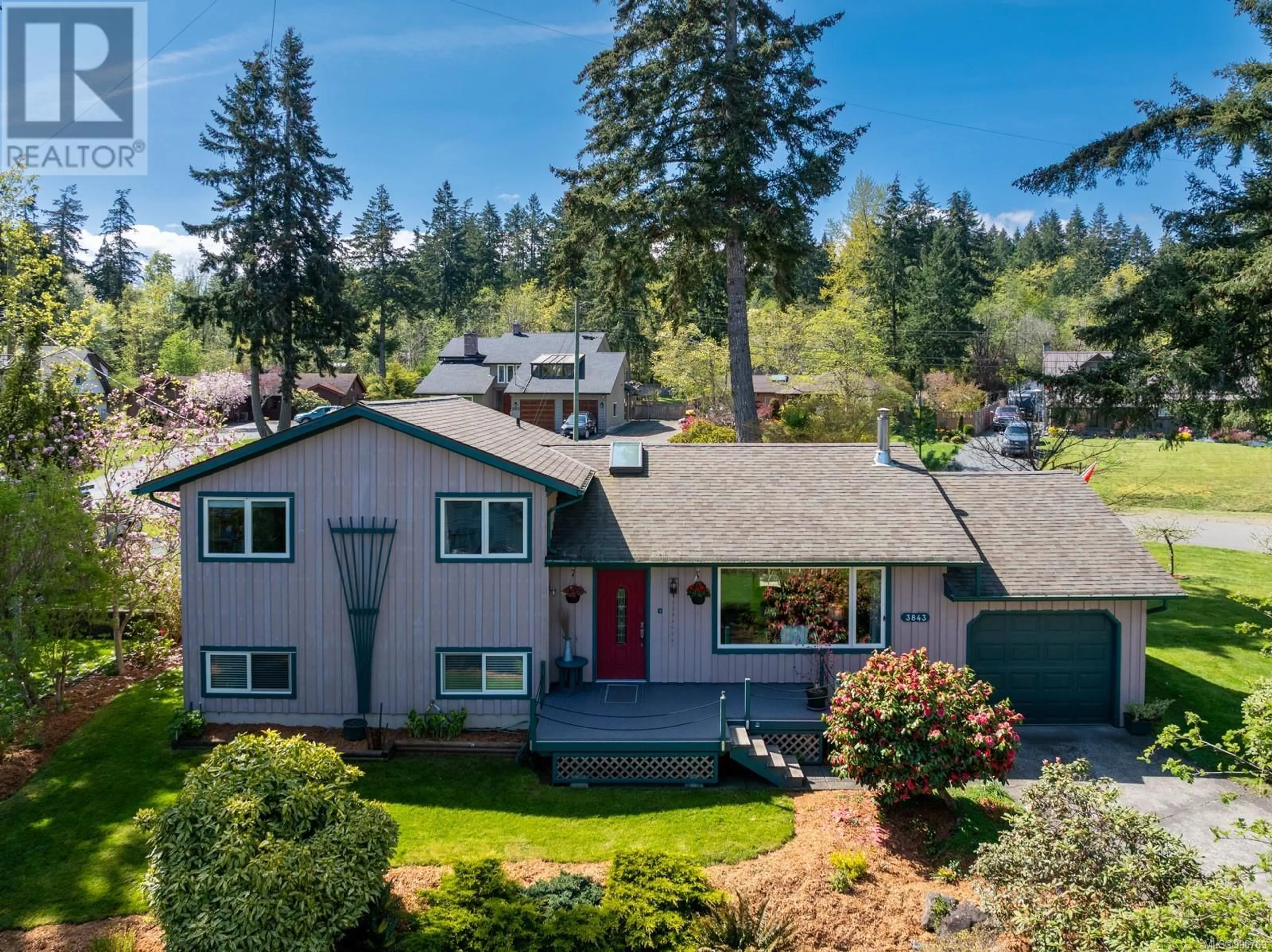 A pic from outside/outdoor area/front of a property/back of a property/a pic from drone, mountain view for 3843 LAUREL DRIVE, Royston British Columbia V0R2V0