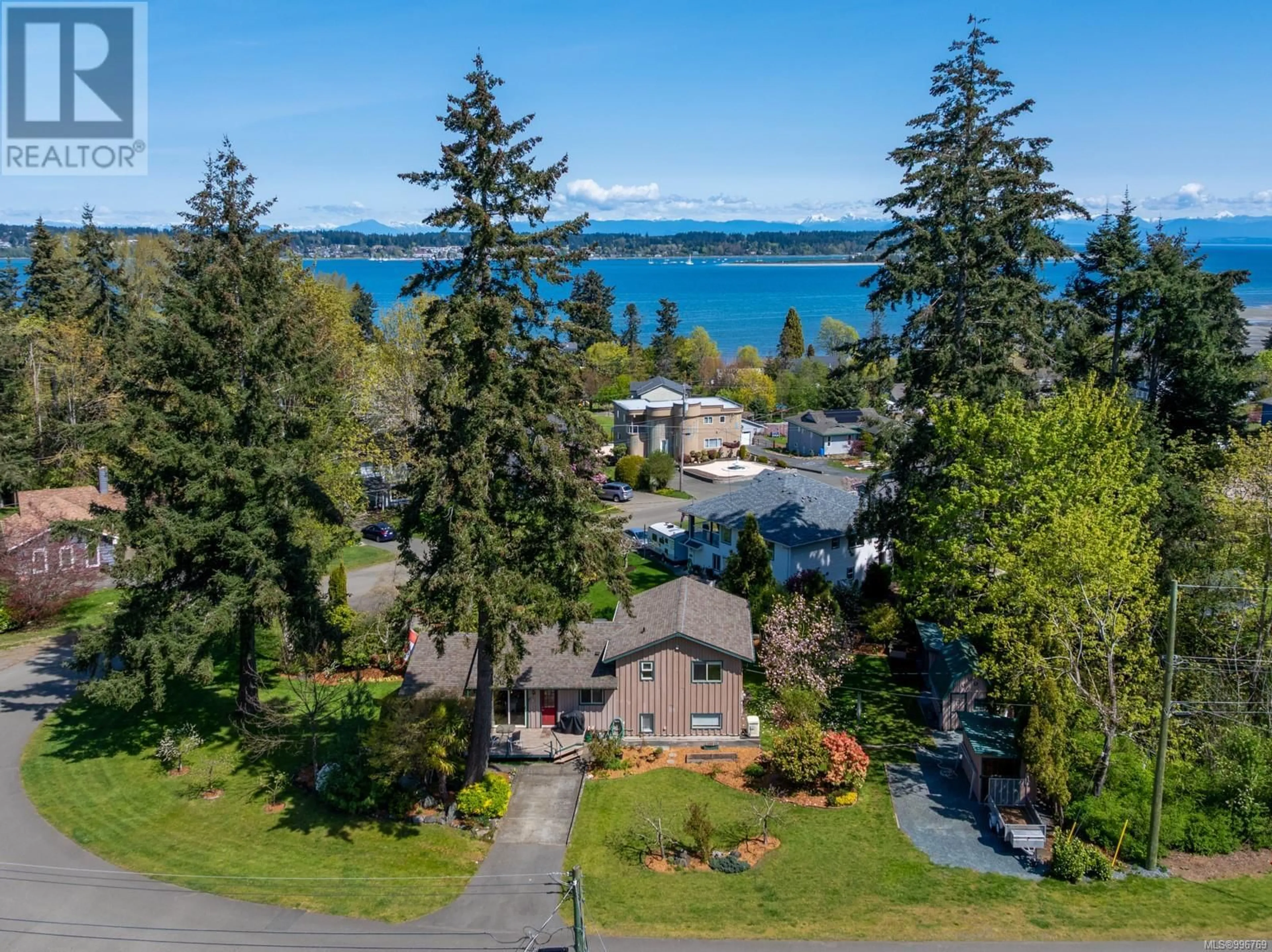A pic from outside/outdoor area/front of a property/back of a property/a pic from drone, water/lake/river/ocean view for 3843 LAUREL DRIVE, Royston British Columbia V0R2V0