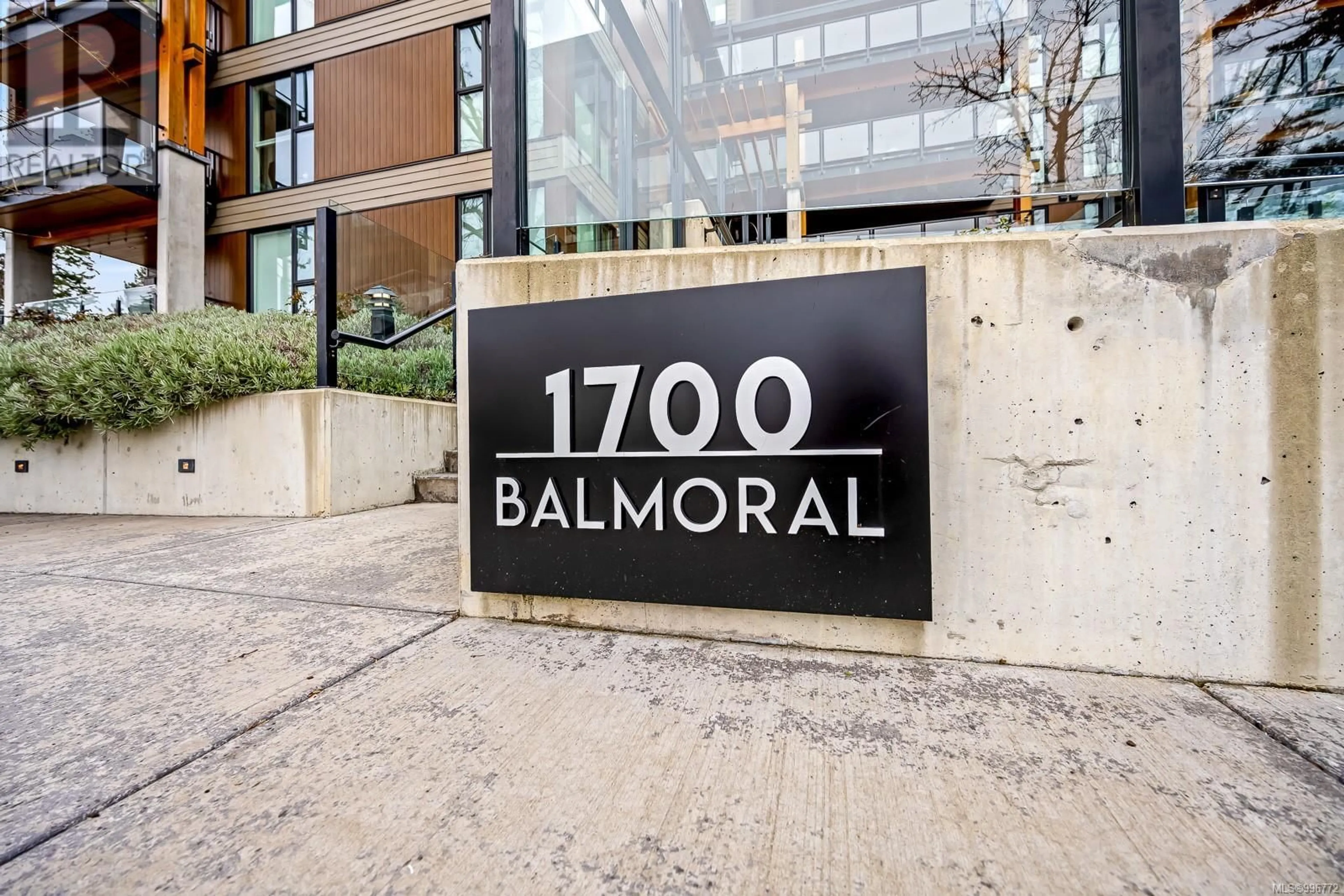 Indoor foyer for 403 - 1700 BALMORAL AVENUE, Comox British Columbia V9M2N1