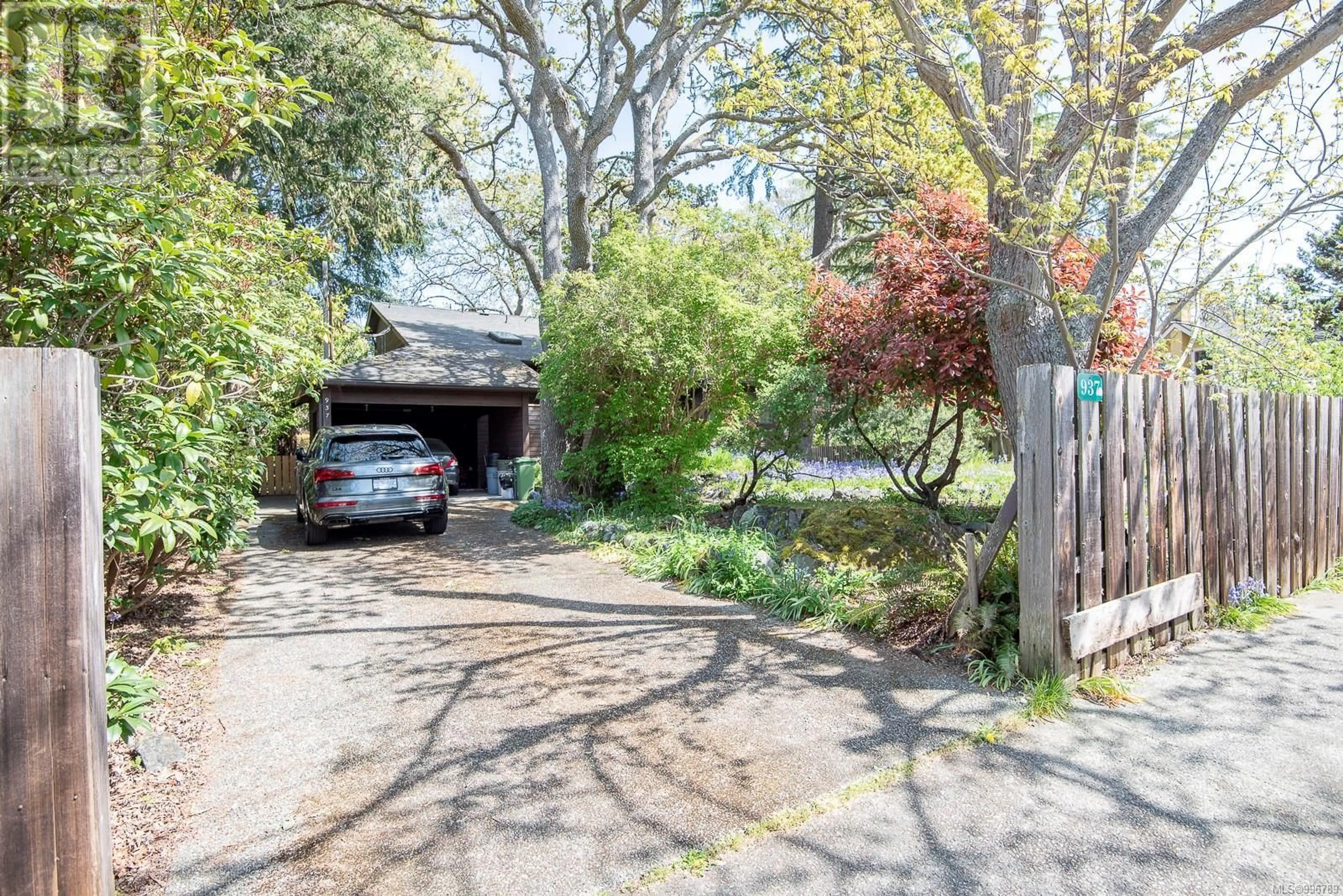 A pic from outside/outdoor area/front of a property/back of a property/a pic from drone, street for 937 PEMBERTON ROAD, Victoria British Columbia V8S3R5