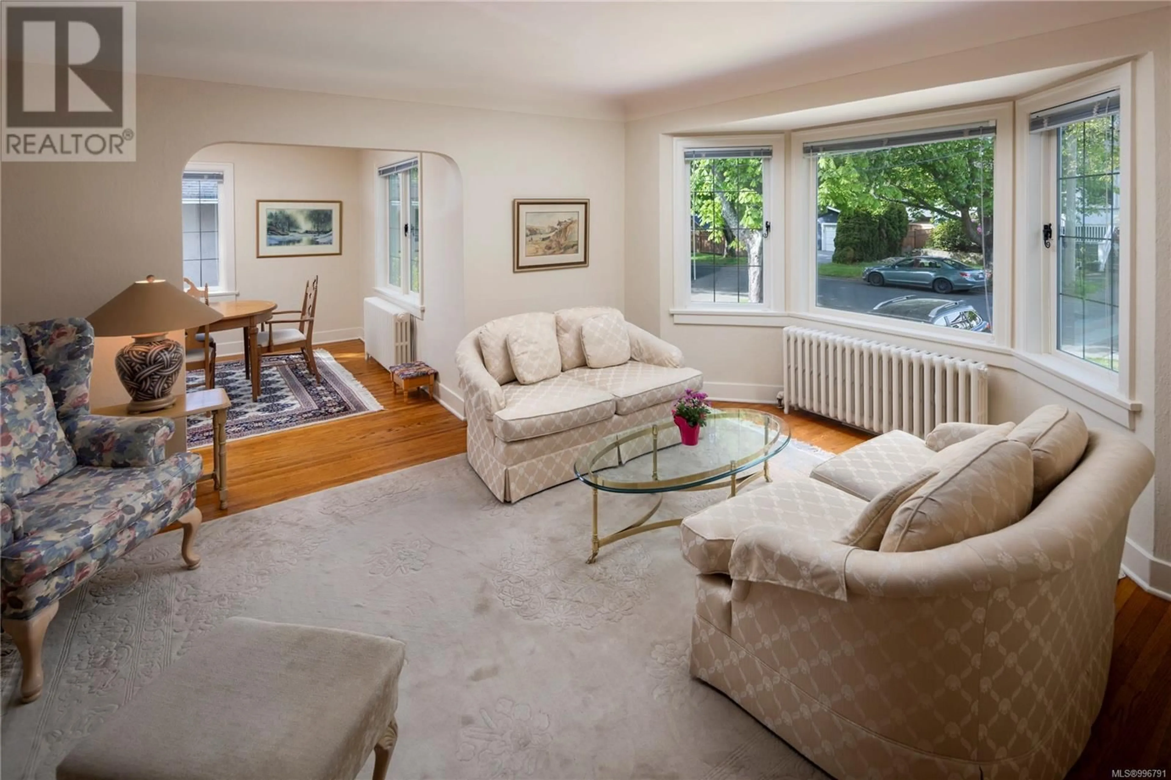 Living room with furniture, unknown for 755 HAMPSHIRE ROAD, Oak Bay British Columbia V8S4S3