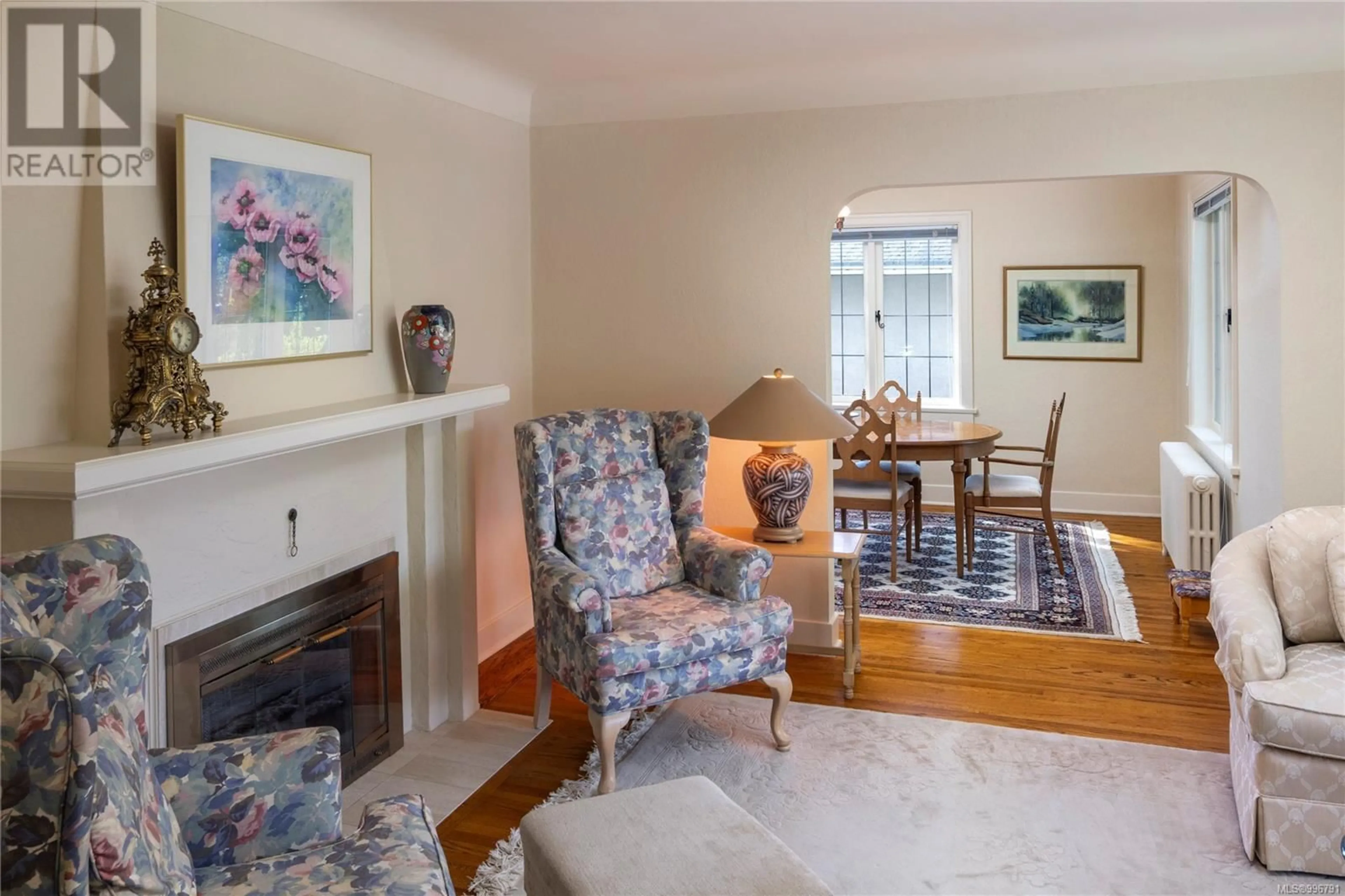 Living room with furniture, unknown for 755 HAMPSHIRE ROAD, Oak Bay British Columbia V8S4S3