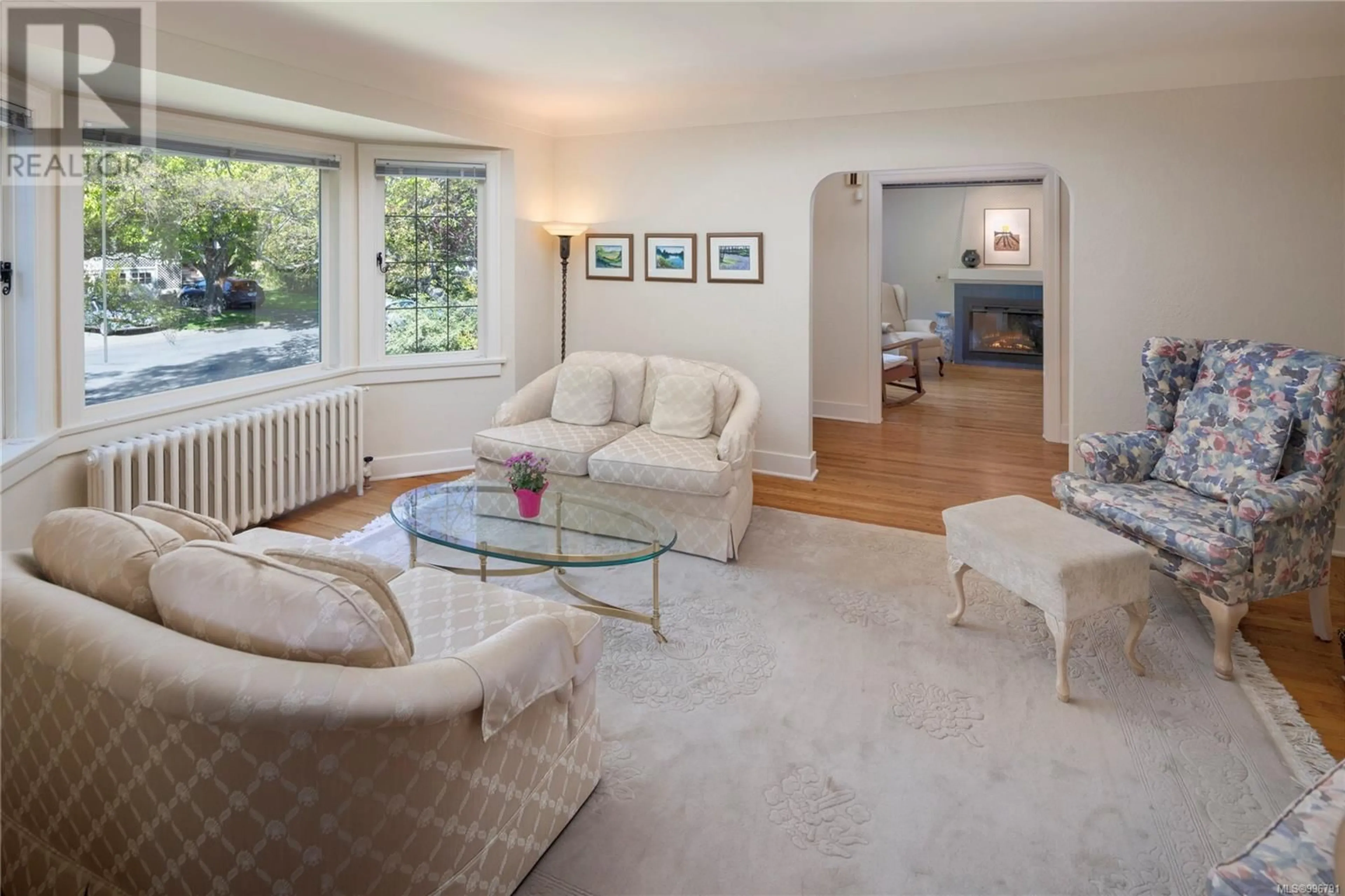 Living room with furniture, unknown for 755 HAMPSHIRE ROAD, Oak Bay British Columbia V8S4S3
