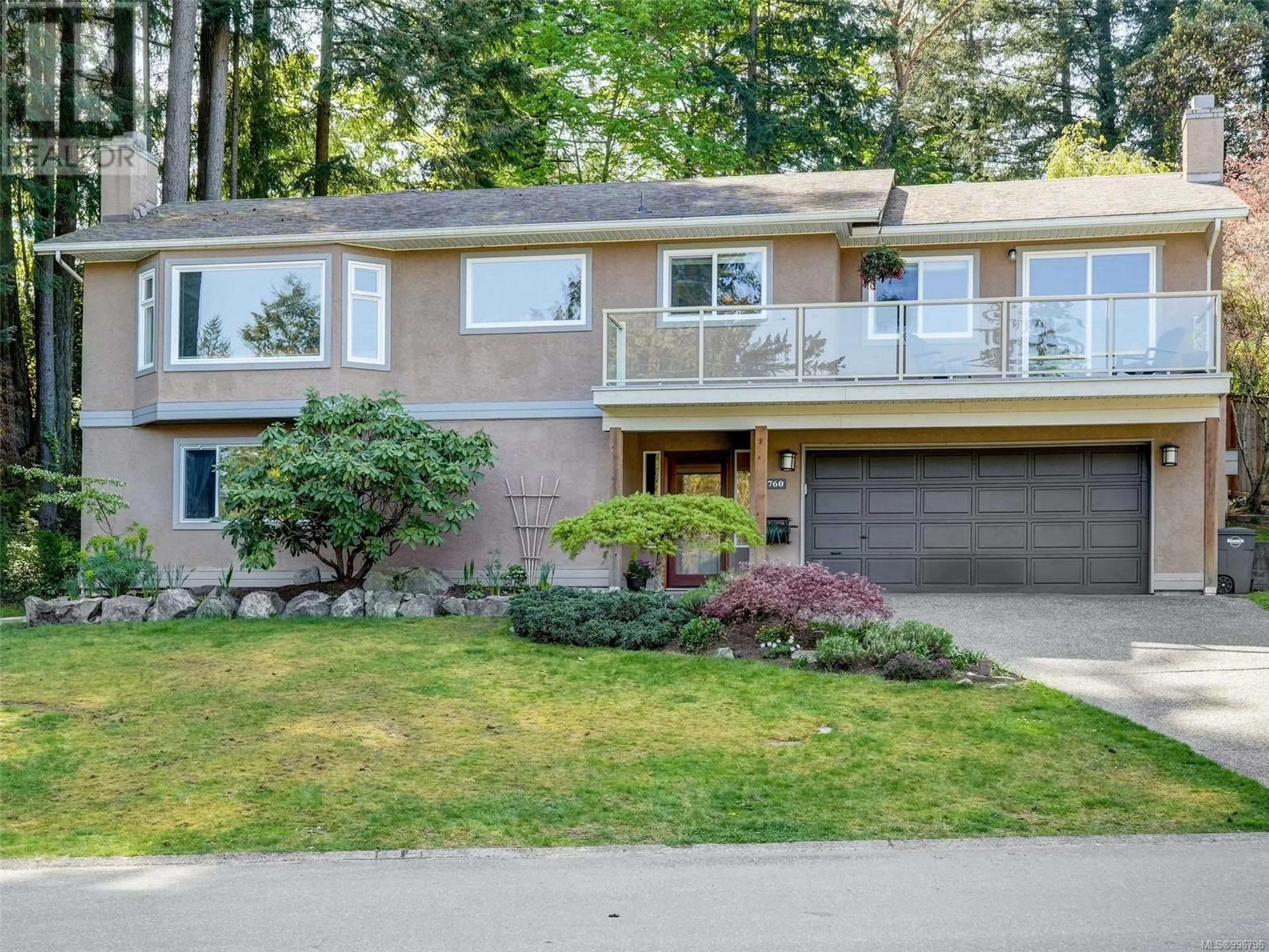 Home with vinyl exterior material, street for 760 MENAWOOD PLACE, Saanich British Columbia V8Y2Z6