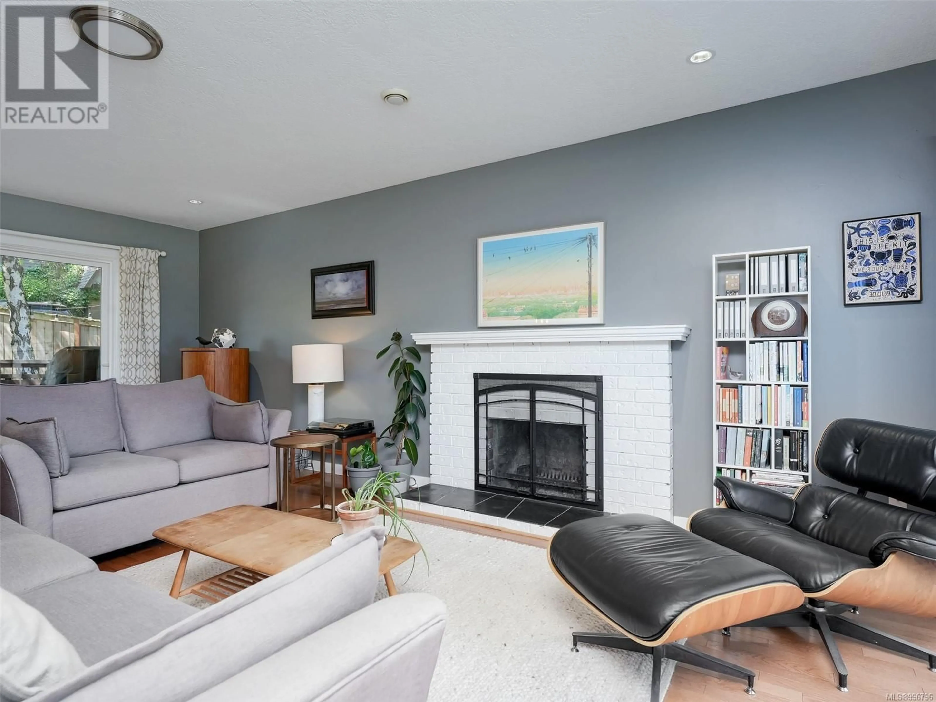 Living room with furniture, unknown for 760 MENAWOOD PLACE, Saanich British Columbia V8Y2Z6