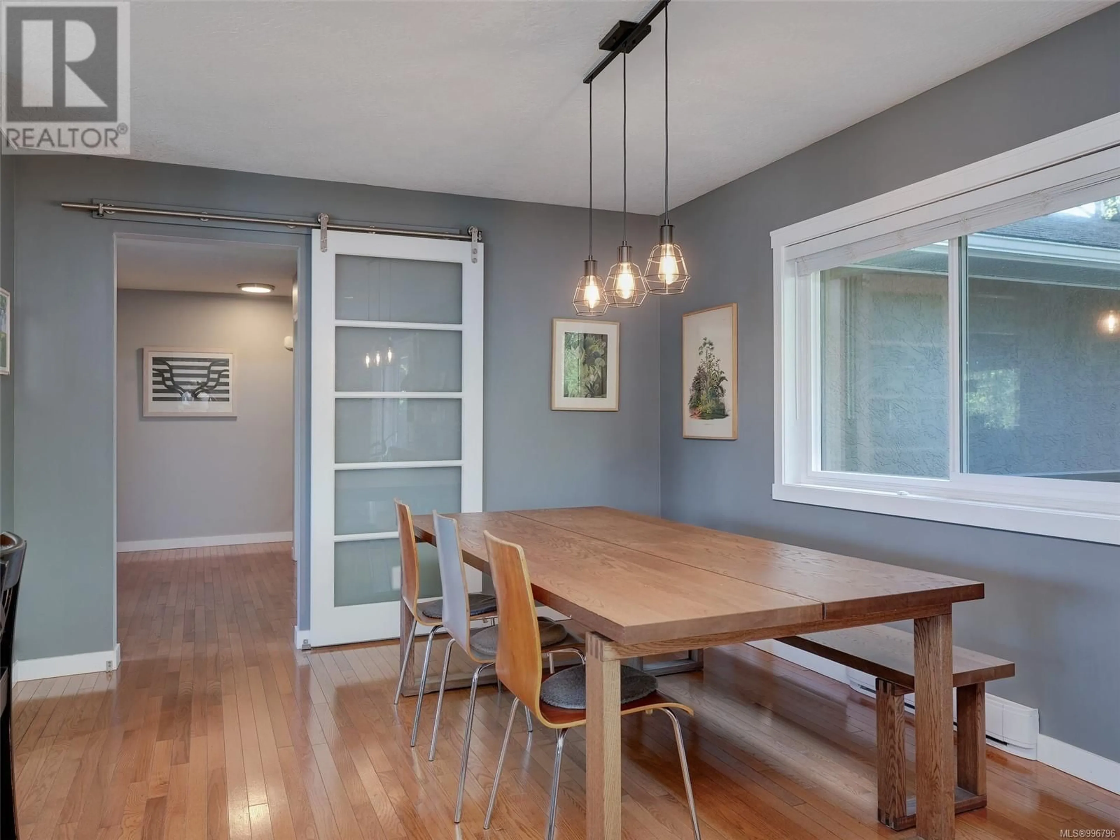 Dining room, wood/laminate floor for 760 MENAWOOD PLACE, Saanich British Columbia V8Y2Z6
