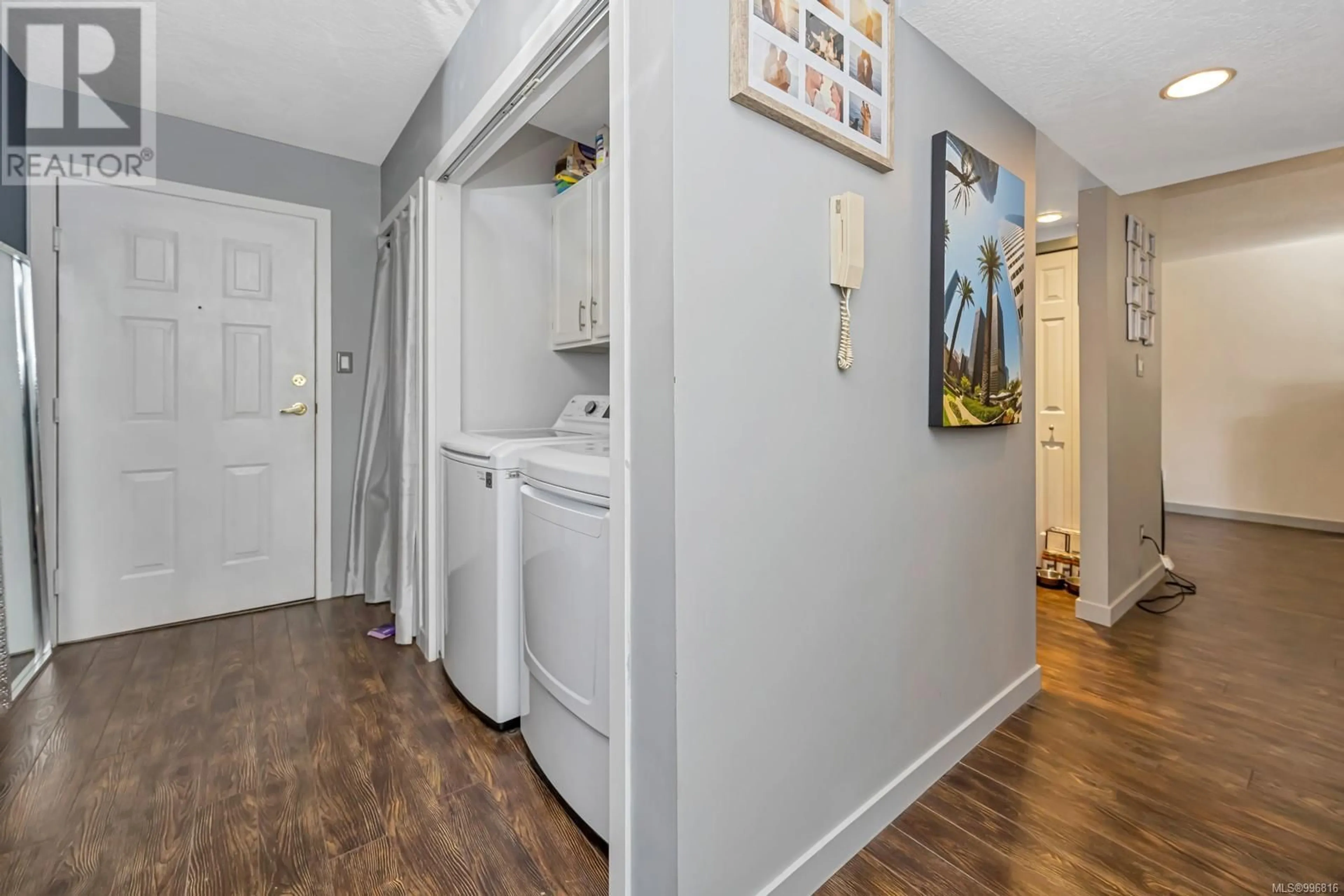 Indoor entryway for 206 - 1223 JOHNSON STREET, Victoria British Columbia V8V3N9