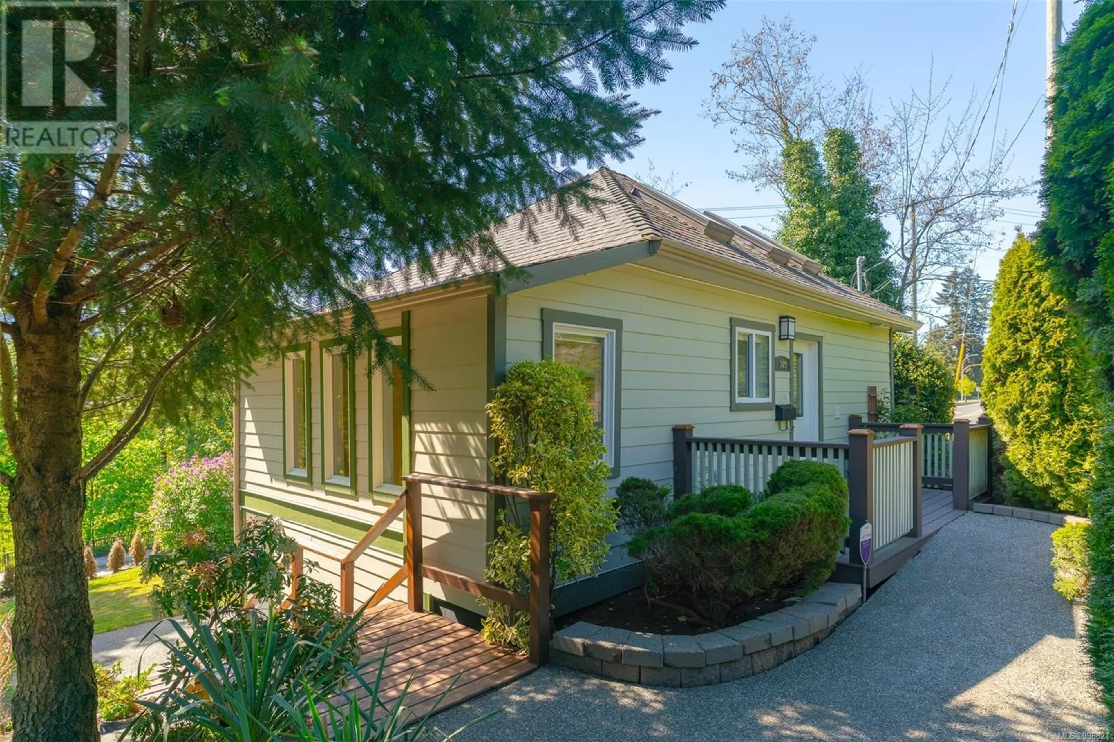 Home with vinyl exterior material, street for 309 PINE STREET, Nanaimo British Columbia V9R2B8