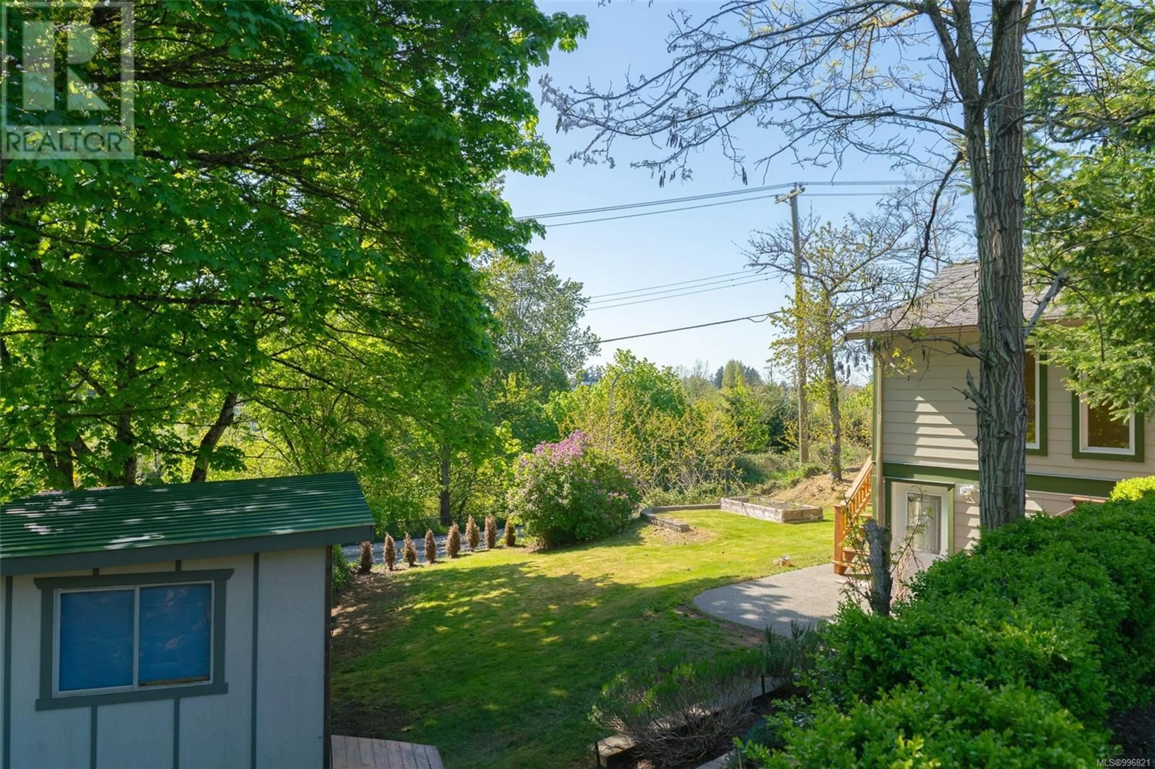 A pic from outside/outdoor area/front of a property/back of a property/a pic from drone, forest/trees view for 309 PINE STREET, Nanaimo British Columbia V9R2B8