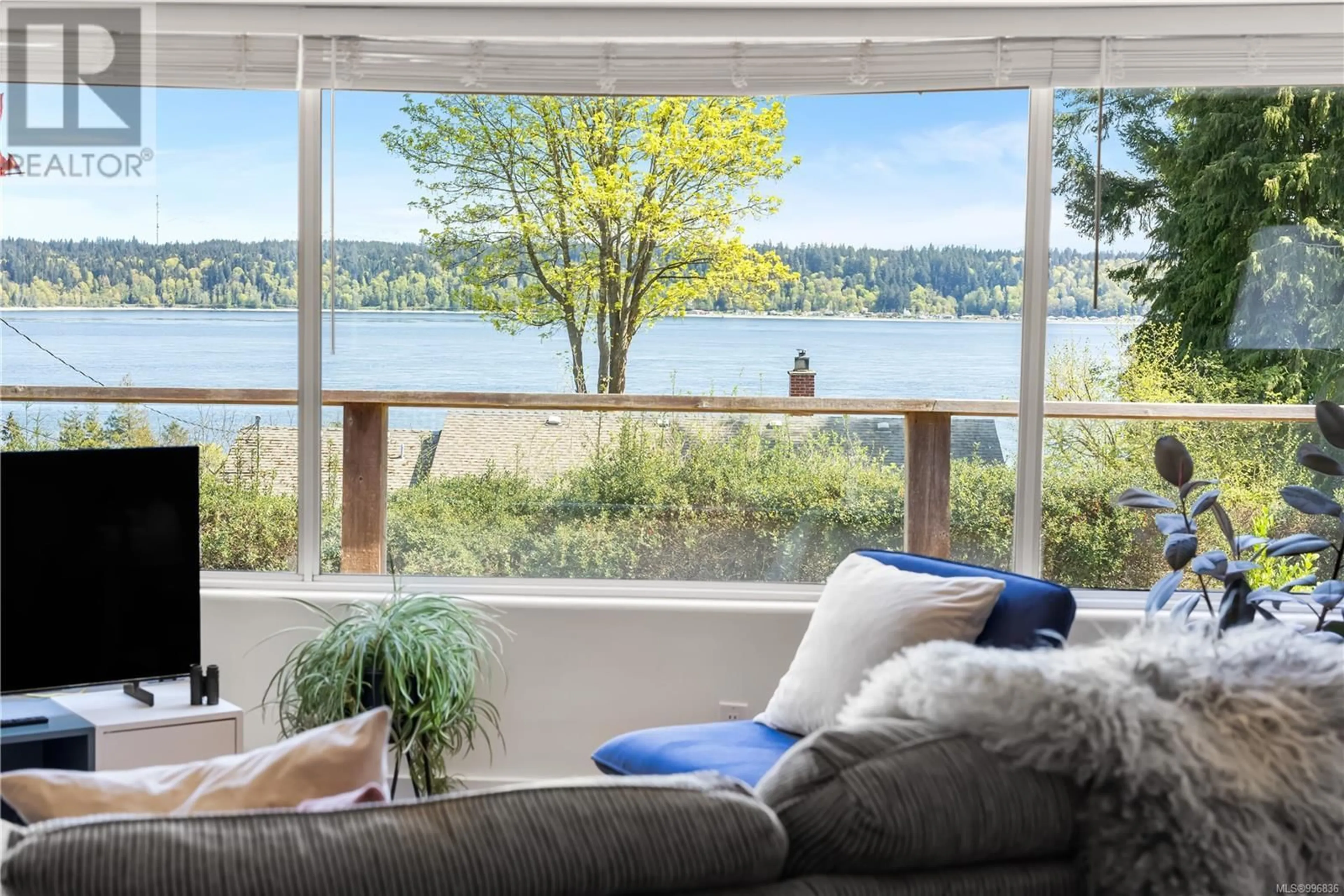 Living room with furniture, wood/laminate floor for 533 ALDER STREET, Campbell River British Columbia V9W2N9