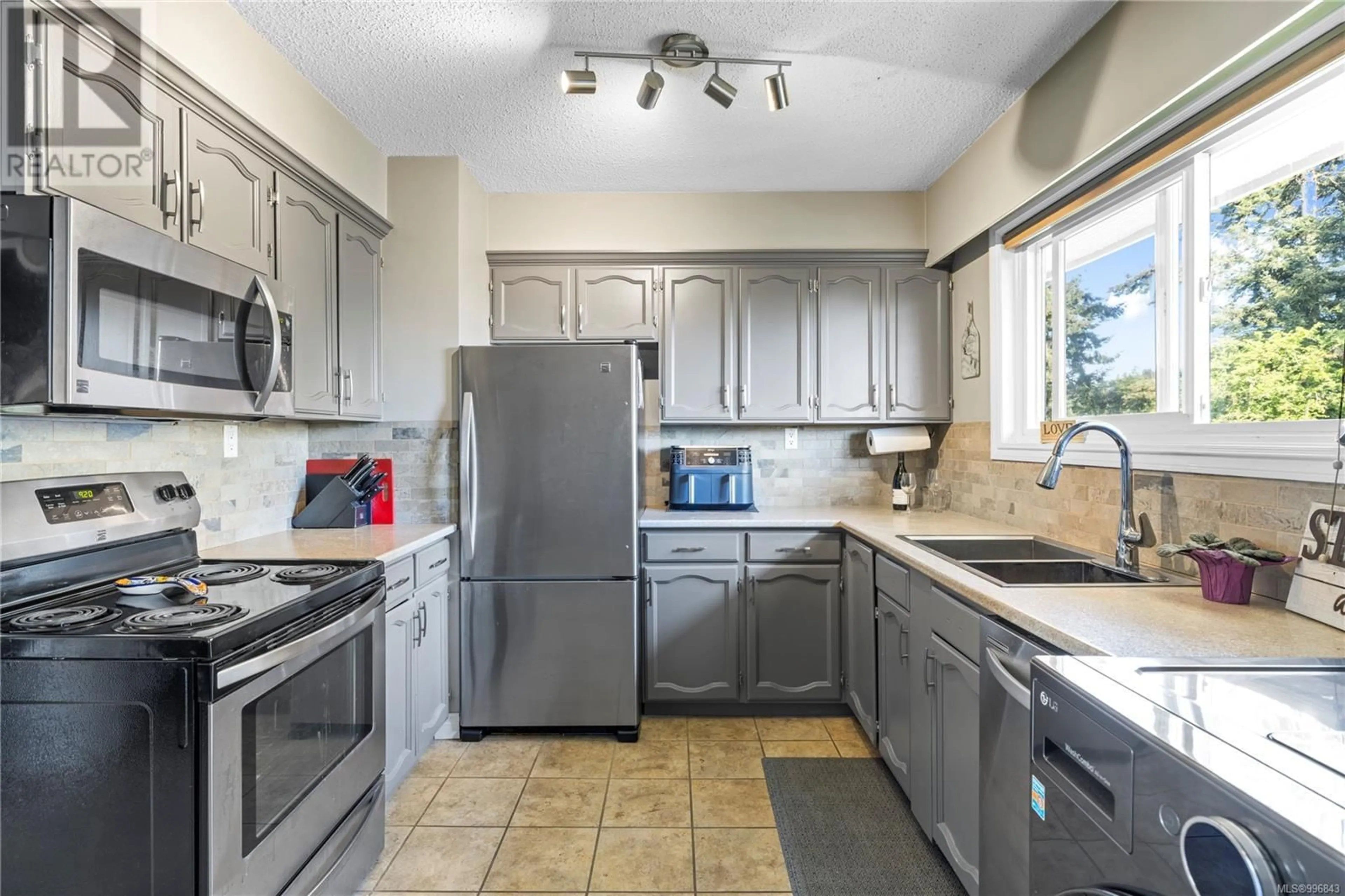 Standard kitchen, ceramic/tile floor for 15 - 1630 CRESCENT VIEW DRIVE, Nanaimo British Columbia V9S2N5