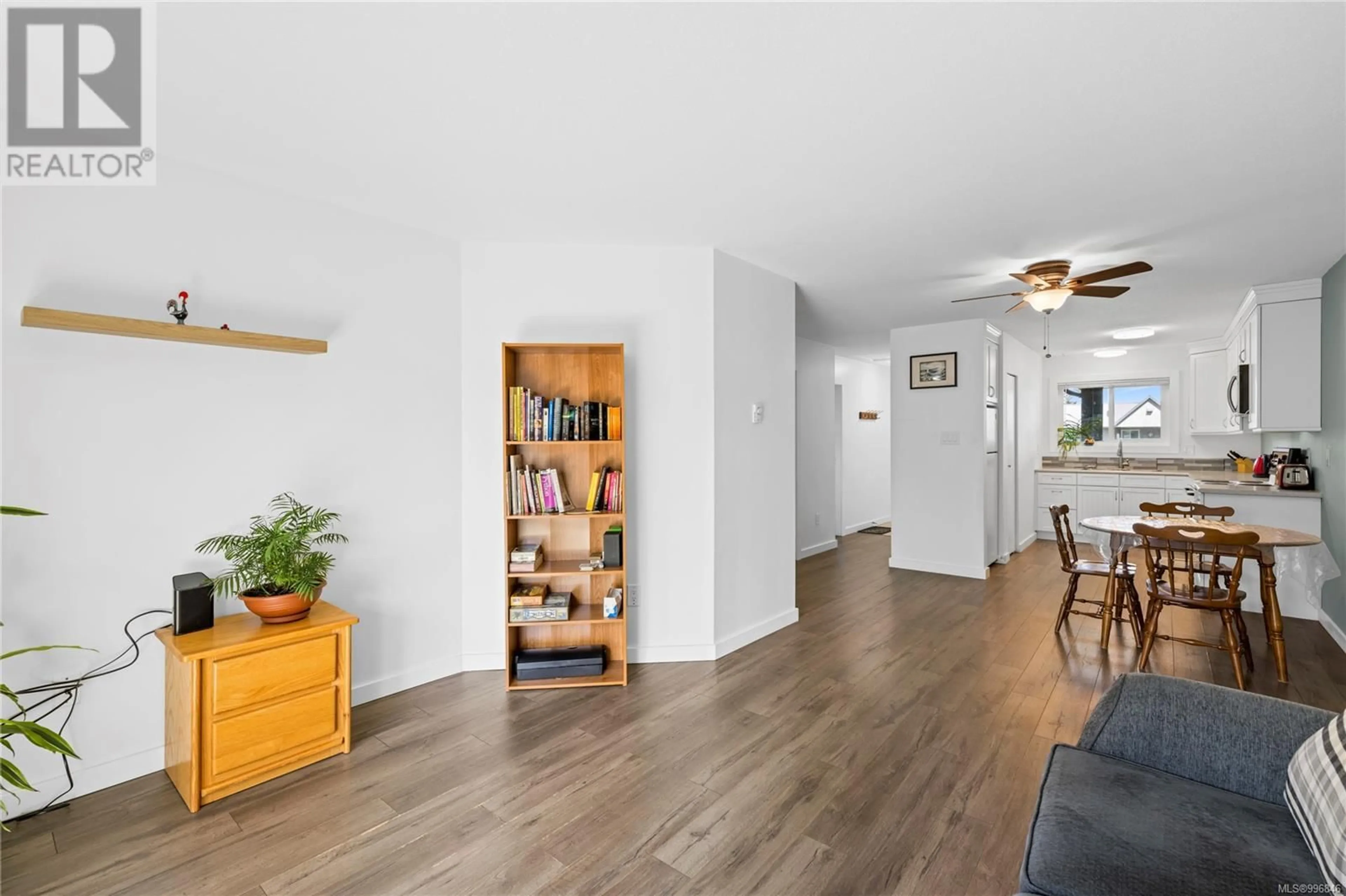 Living room with furniture, wood/laminate floor for 215 - 1540 PIERCY AVENUE, Courtenay British Columbia V9N3E9
