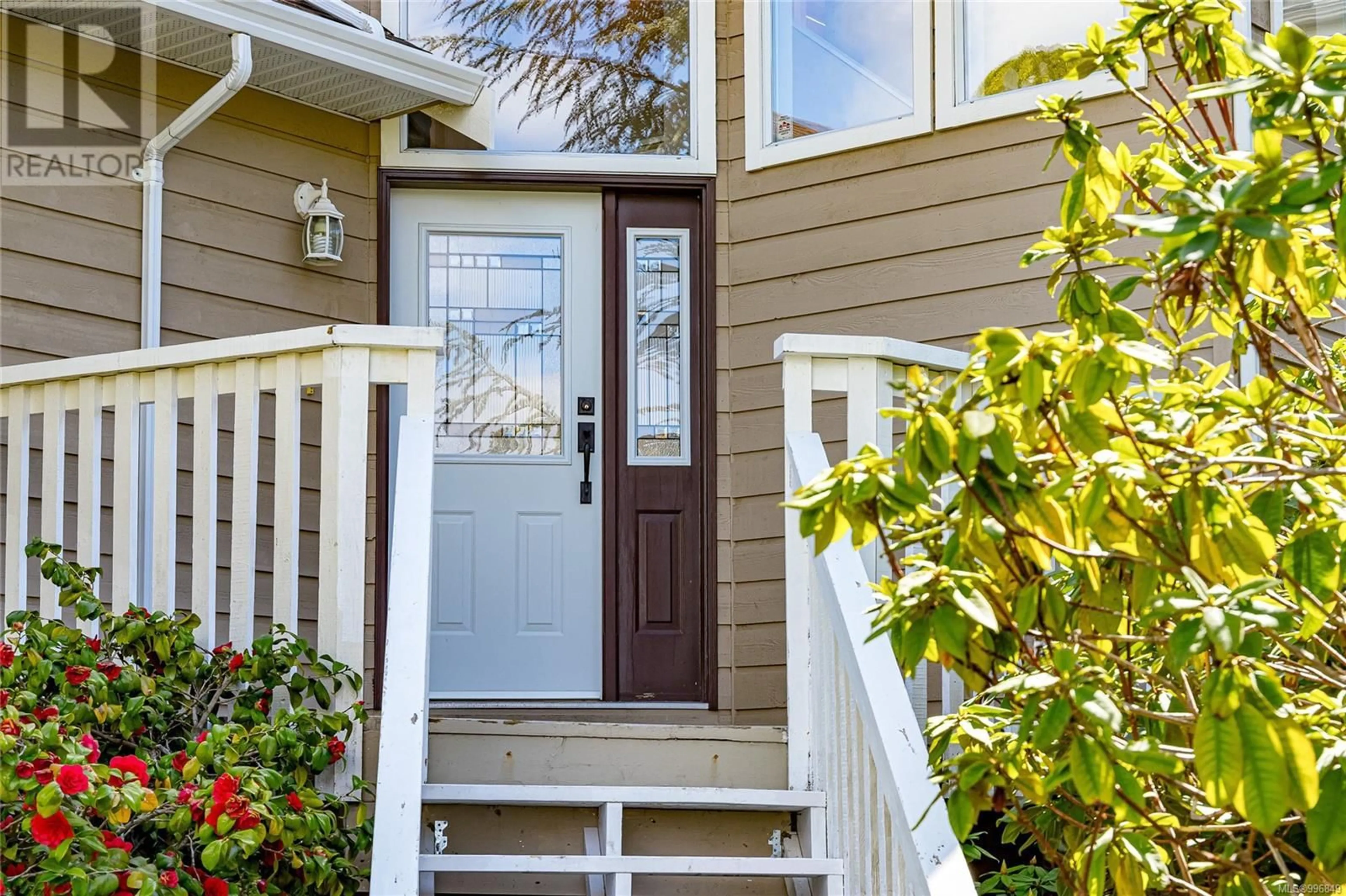 Home with vinyl exterior material, street for 6060 CHIPPEWA ROAD, Duncan British Columbia V9L5P5