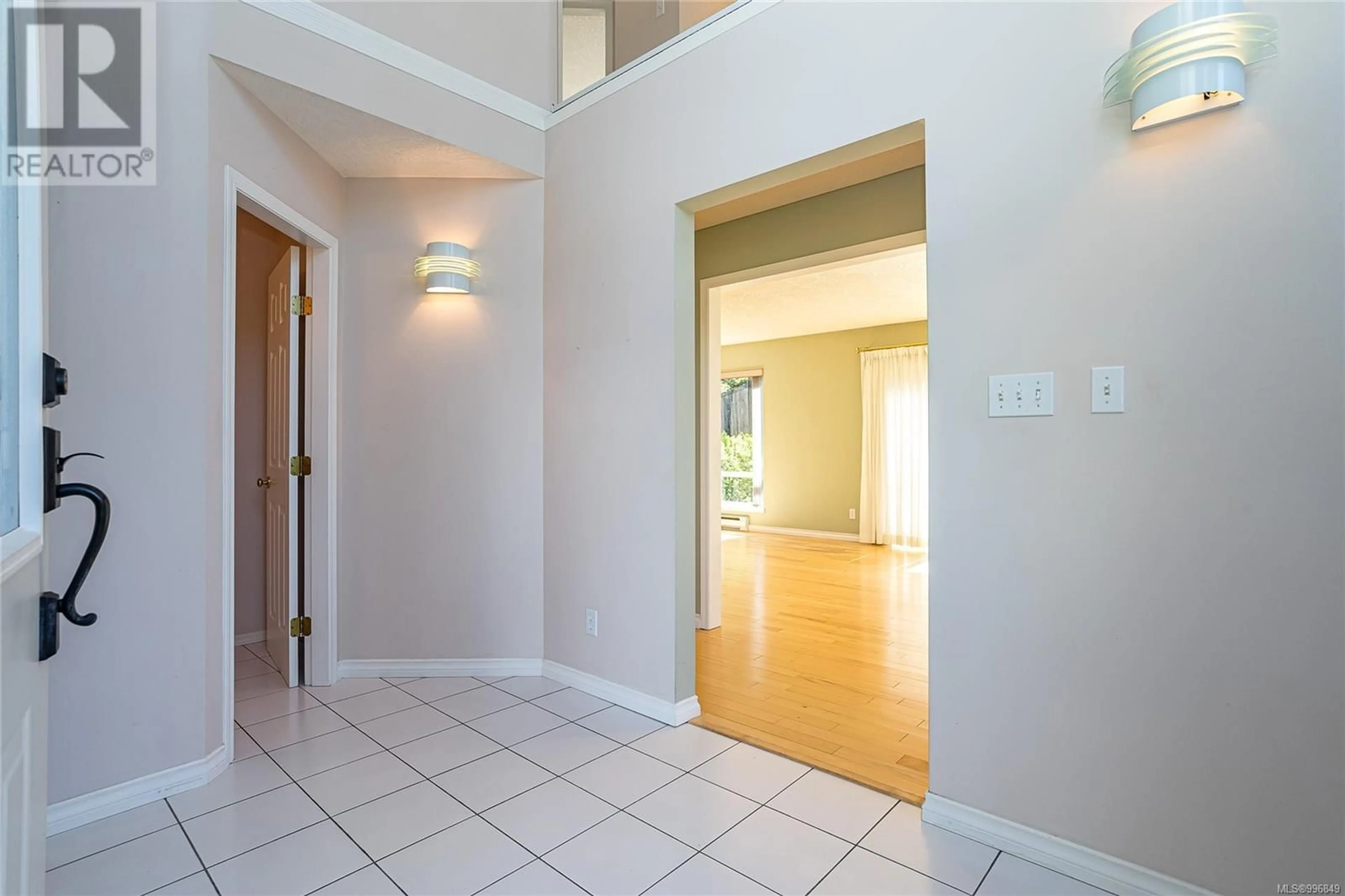 Indoor foyer for 6060 CHIPPEWA ROAD, Duncan British Columbia V9L5P5