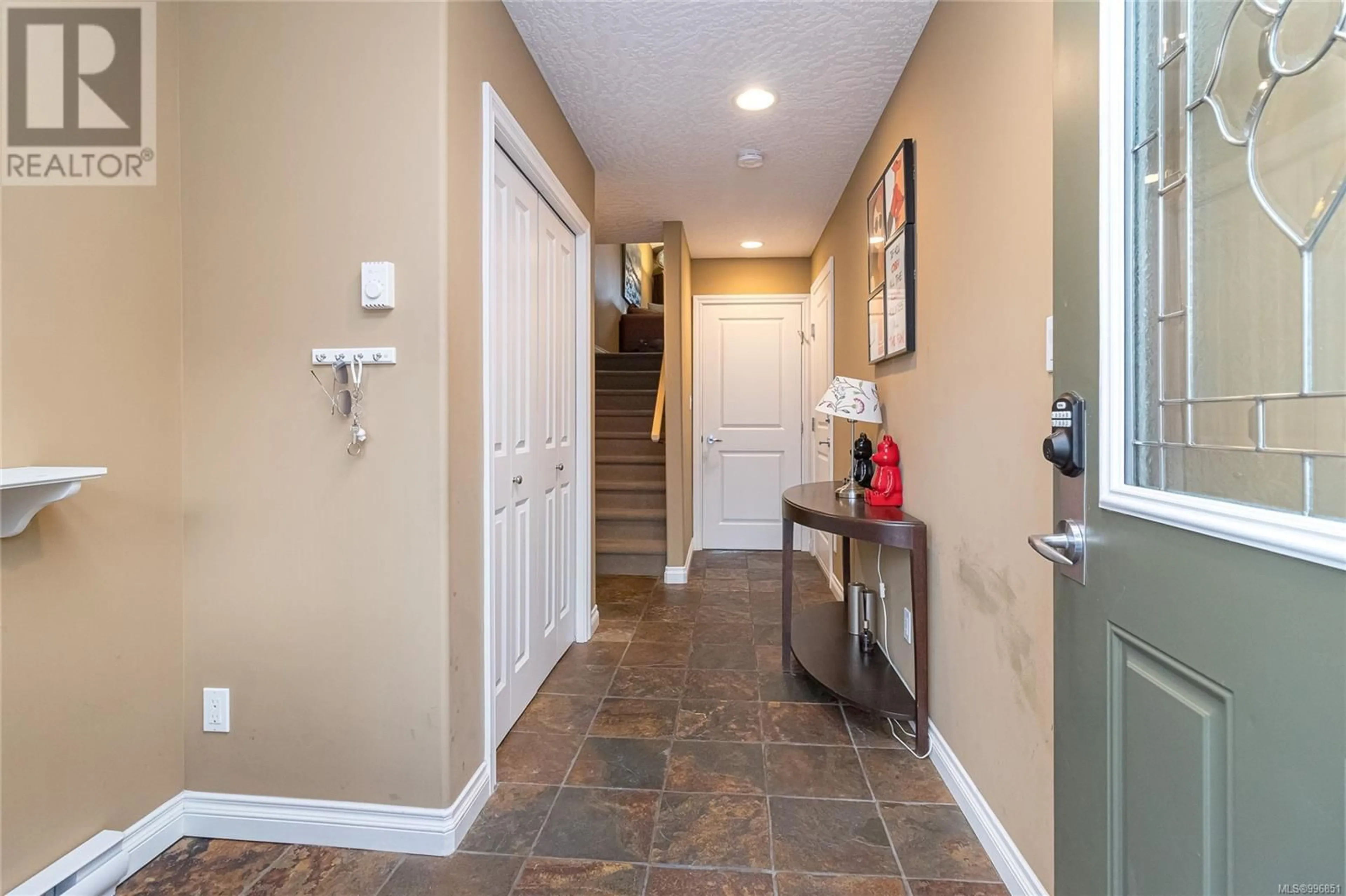 Indoor entryway for 10 - 1405 MALLEK CRESCENT, Victoria British Columbia V8T0A3