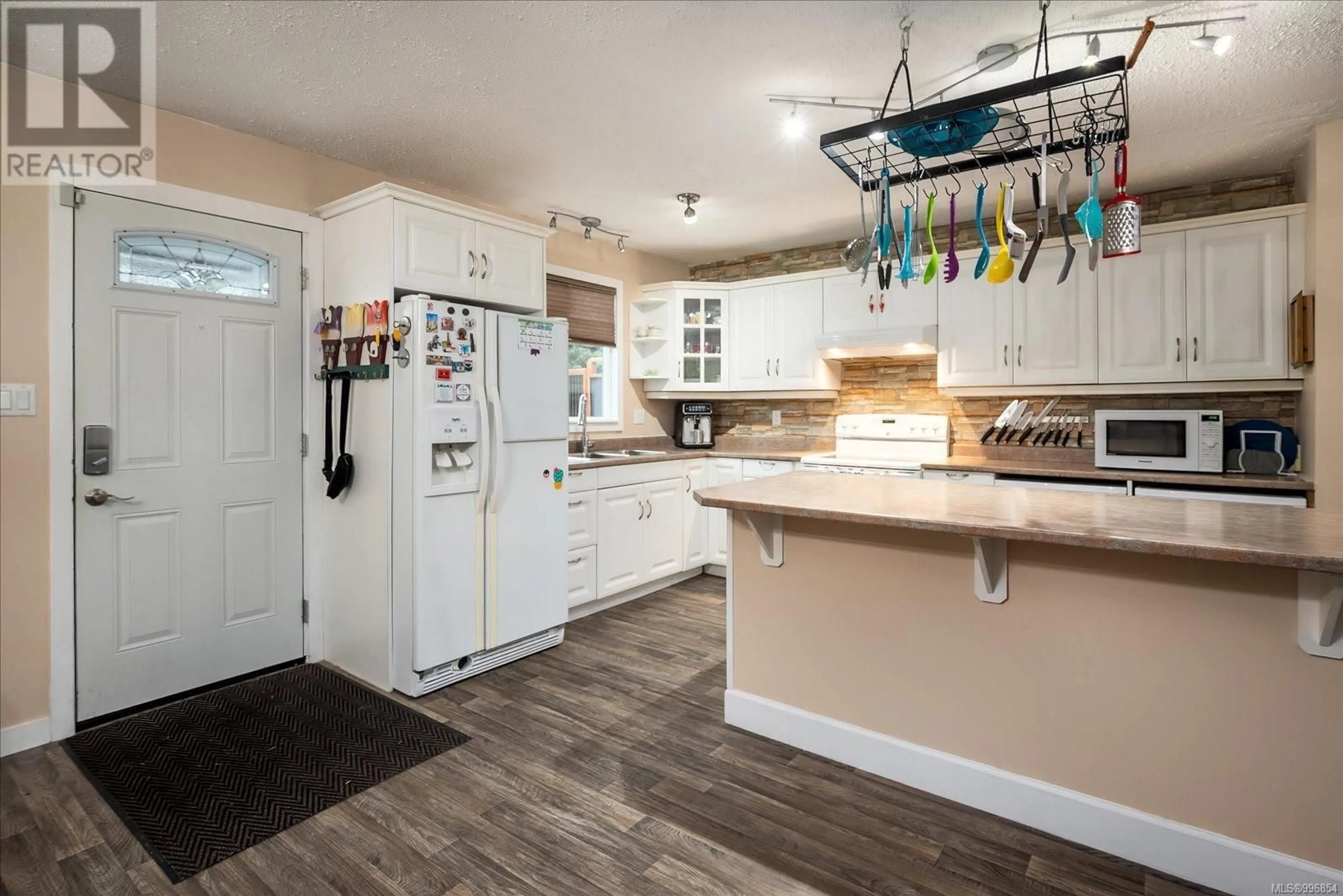 Open concept kitchen, ceramic/tile floor for 820 BEAUFORT DRIVE, Nanaimo British Columbia V9S2C6