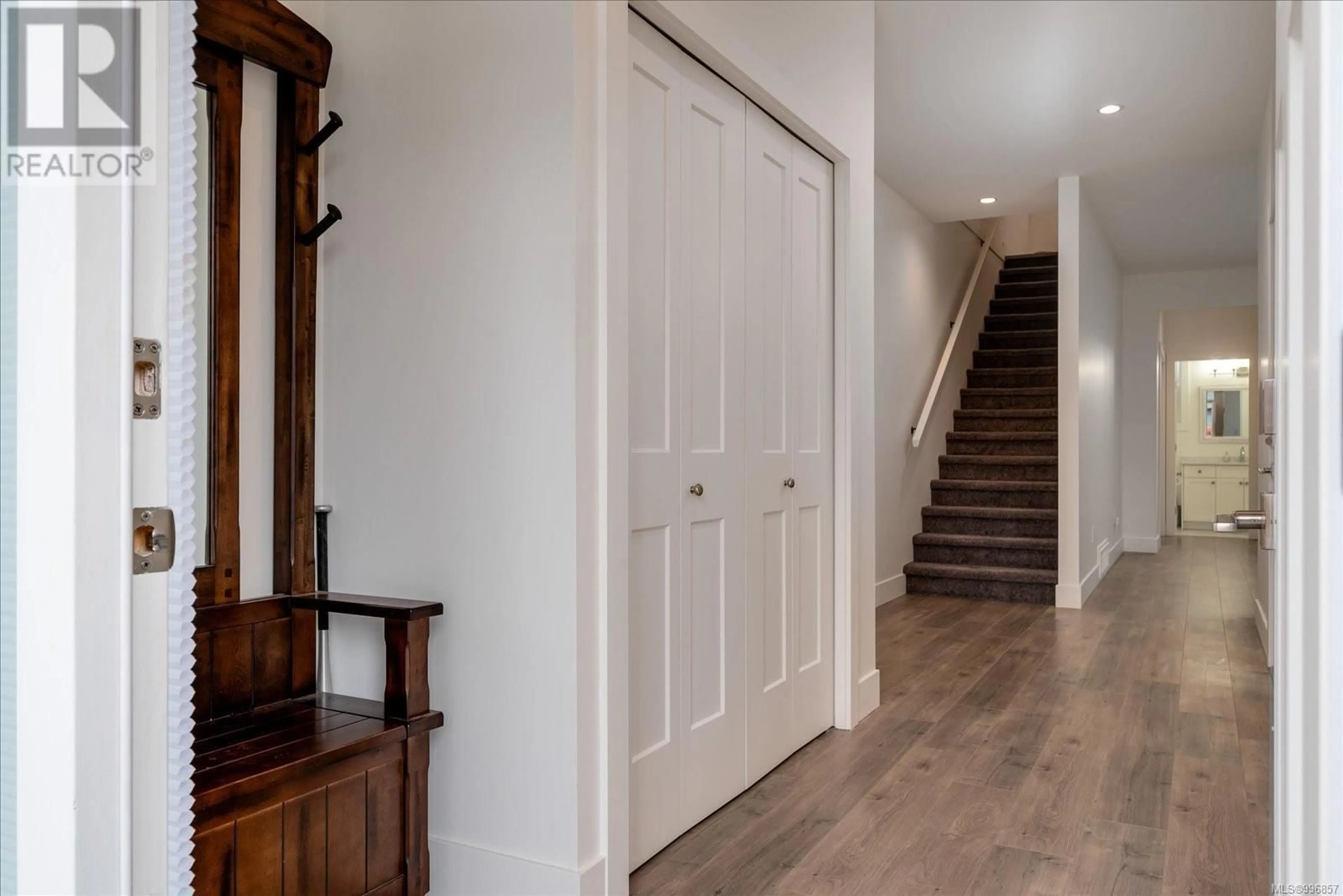 Indoor entryway for 2339 YORK CRESCENT, Nanaimo British Columbia V9T4N6