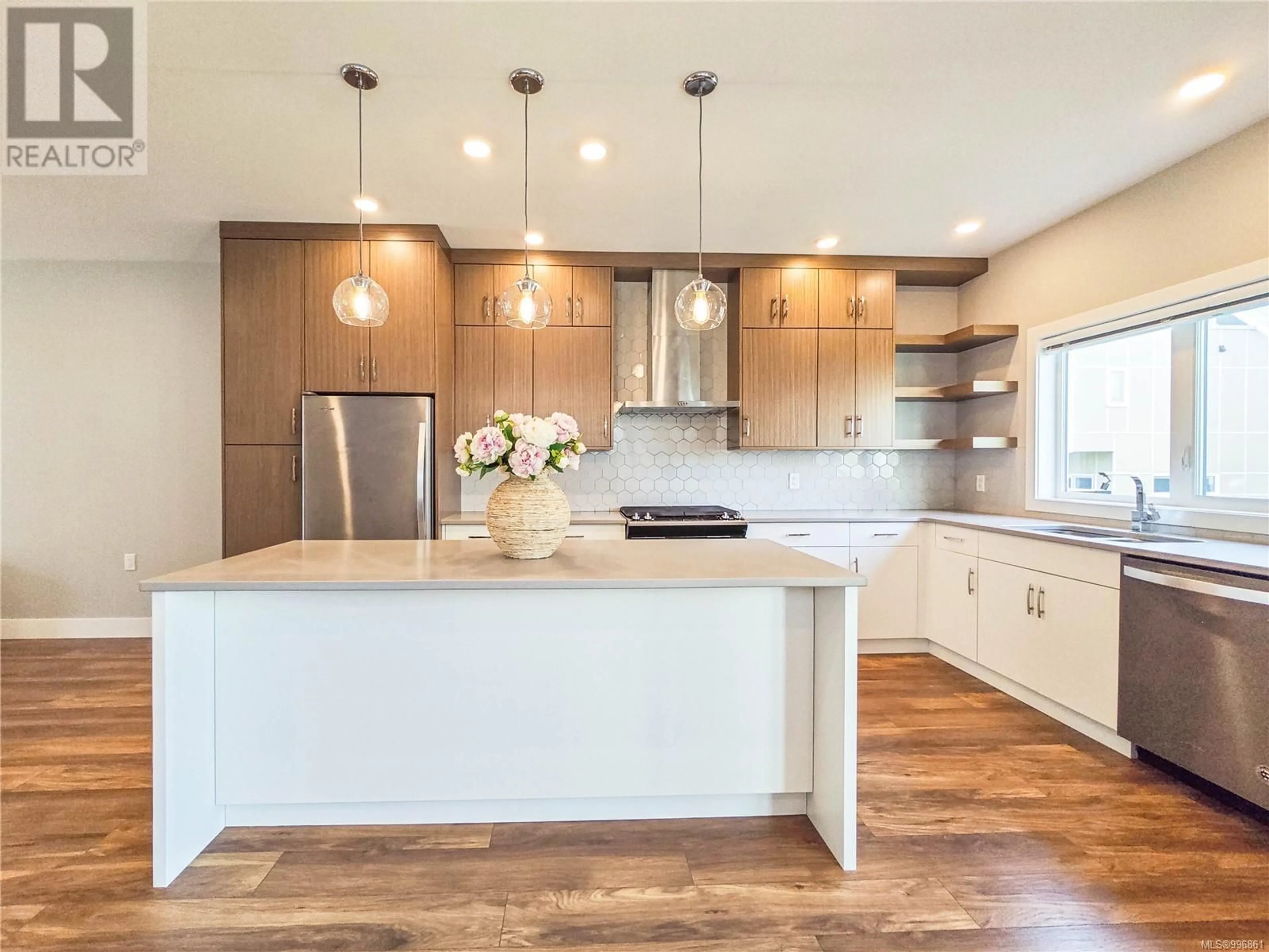 Contemporary kitchen, wood/laminate floor for 14 - 4355 VIEWMONT AVENUE, Saanich British Columbia V8Z5K8