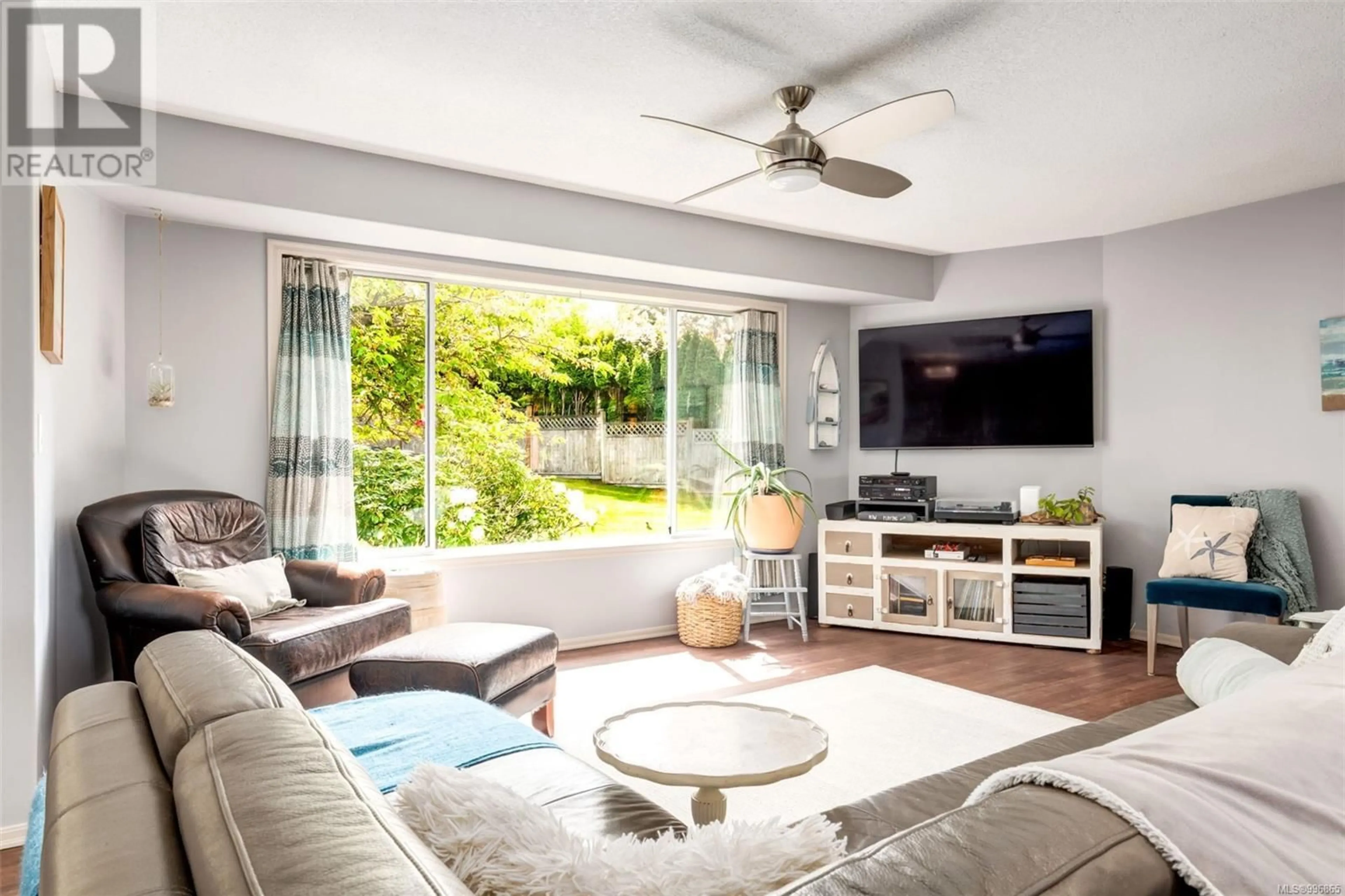 Living room with furniture, unknown for 6861 WAYNE PLACE, Lantzville British Columbia V0R2H0
