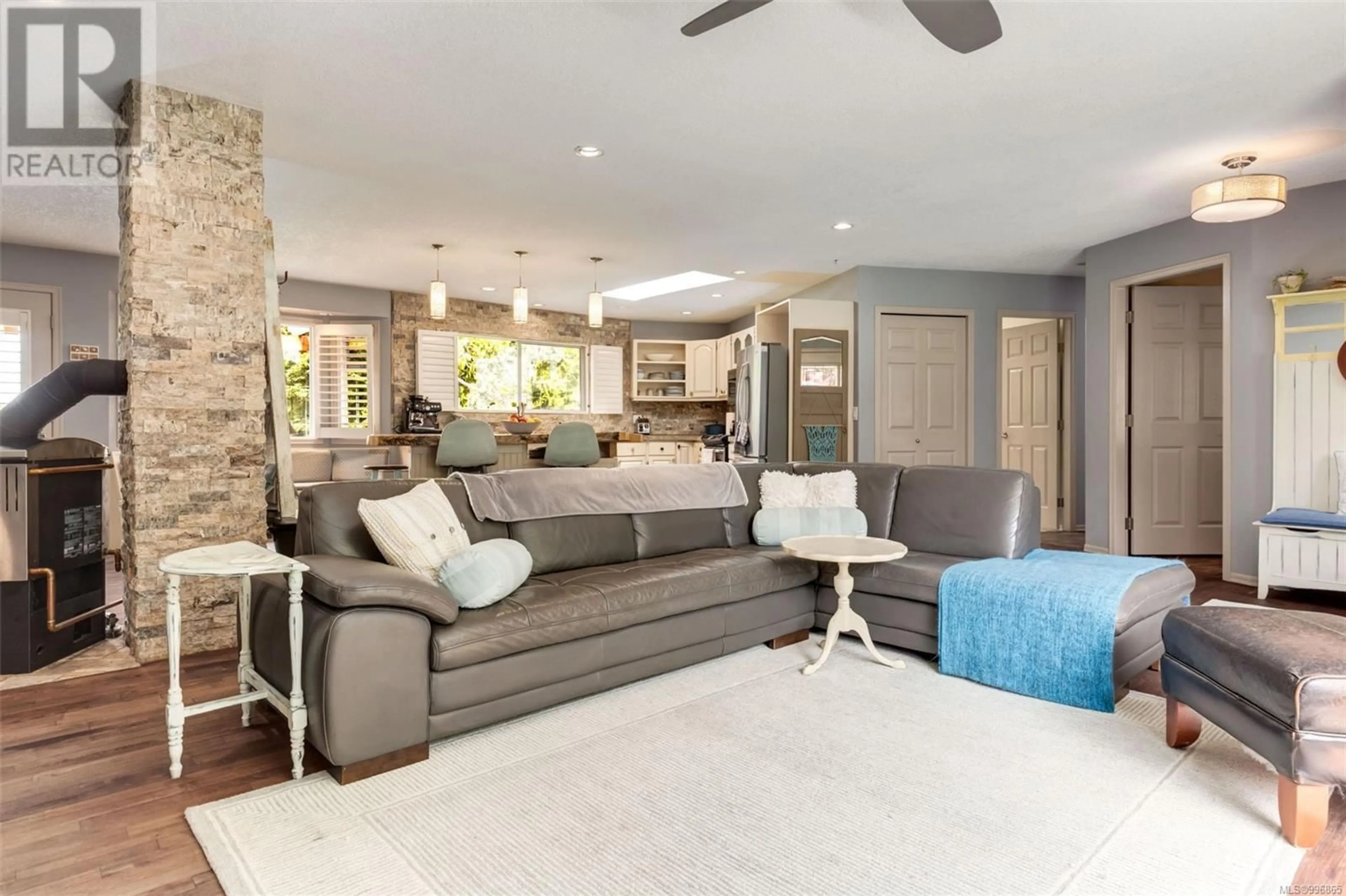 Living room with furniture, unknown for 6861 WAYNE PLACE, Lantzville British Columbia V0R2H0